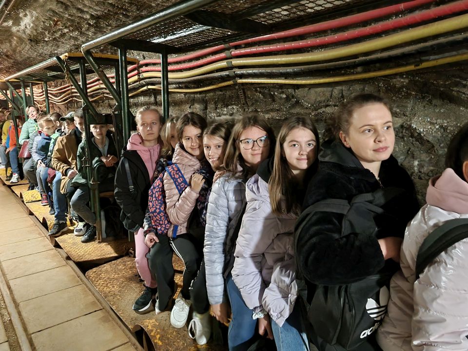 Uczestnicy wycieczki na podziemnej kolejce w Kopalni Soli w Bochni