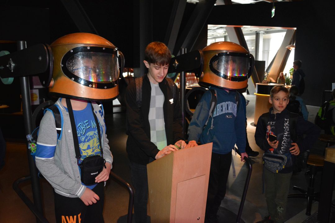 Czterech chłopców w Centrum Nauki Kopernik w Warszawie