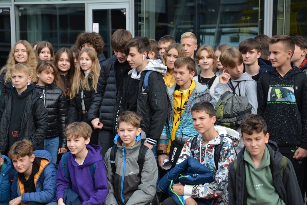 Uczestnicy wycieczki przed Centrum Nauki Kopernik w Warszawie