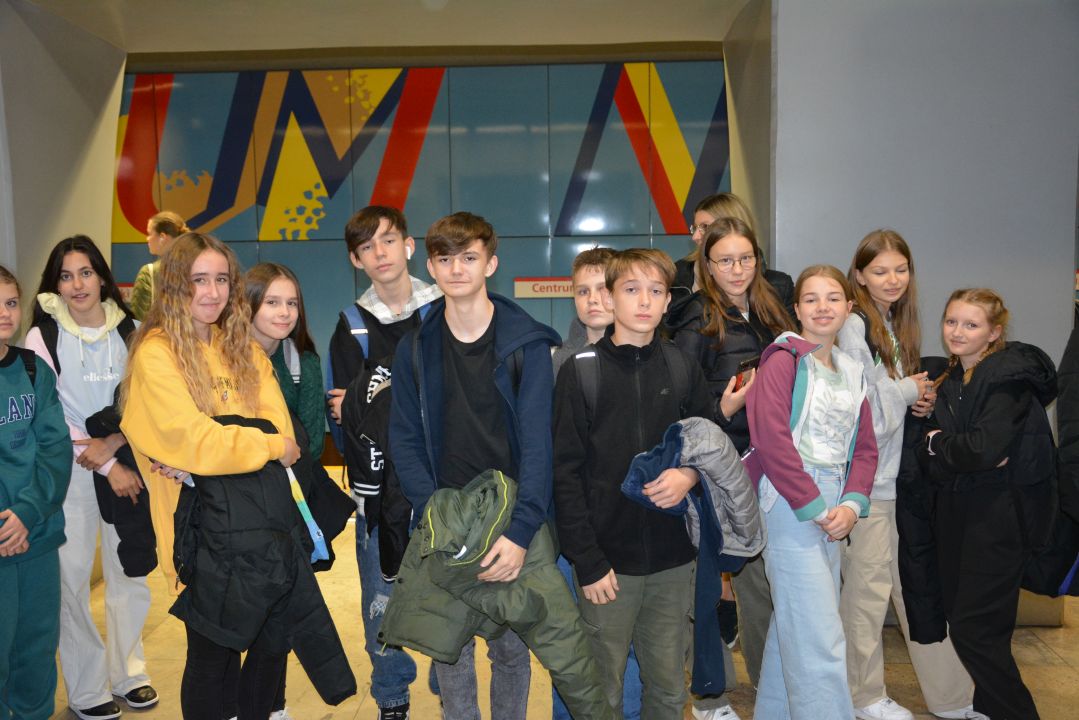 Uczniowie na stacji Centrum Nauki Kopernik warszawskiego metra