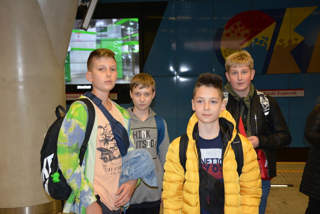 Uczniowie na stacji Centrum Nauki Kopernik warszawskiego metra