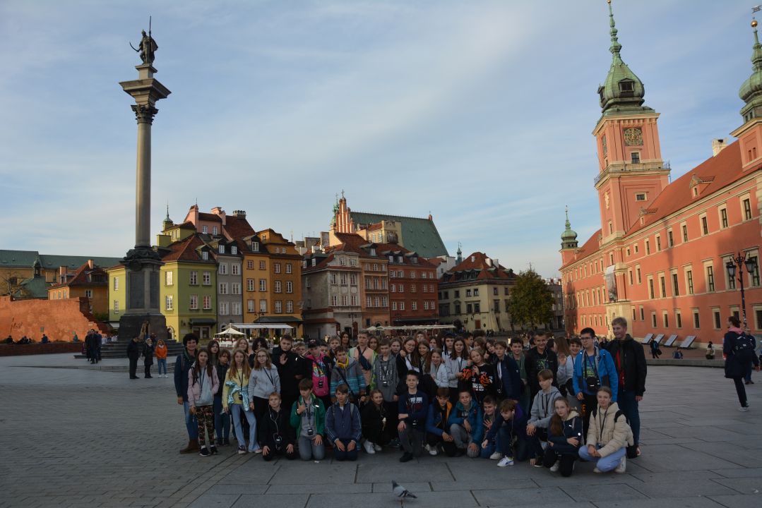 Wszyscy uczestnicy wycieczki na placu zamkowym w Warszawie