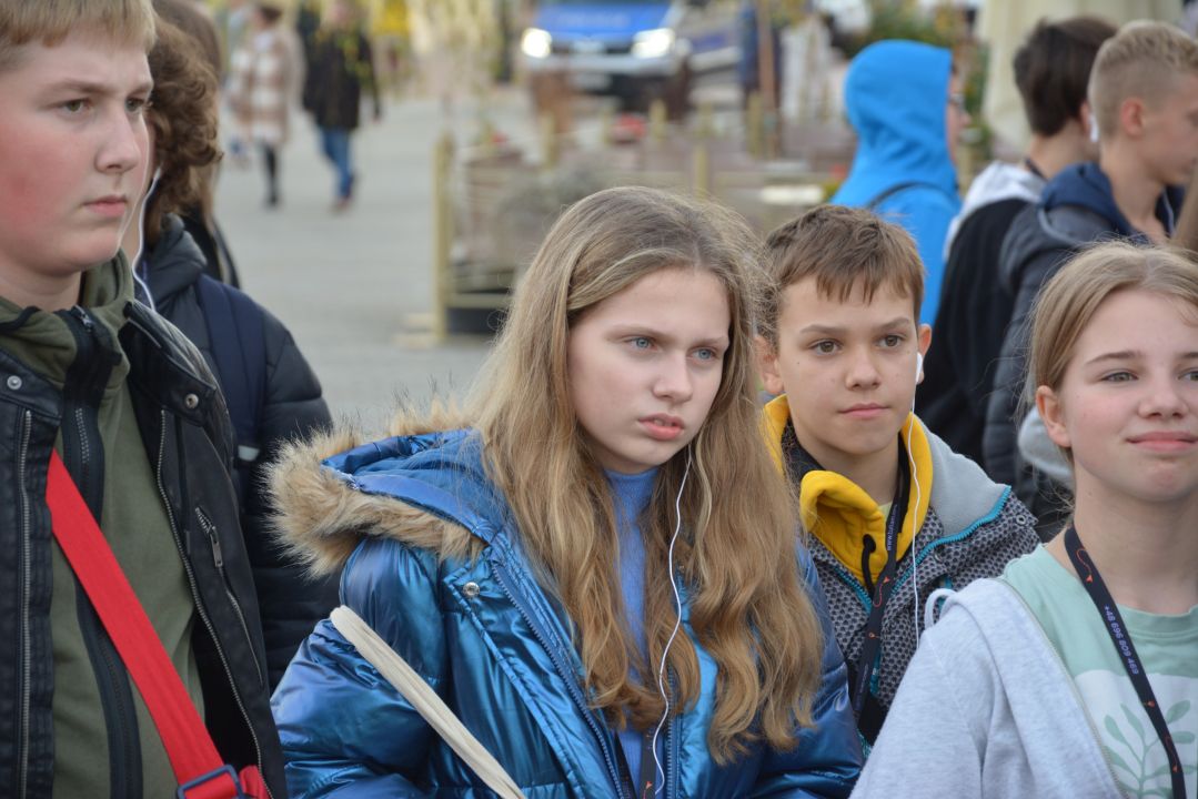 Uczniowie na placu zamkowym w Warszawie