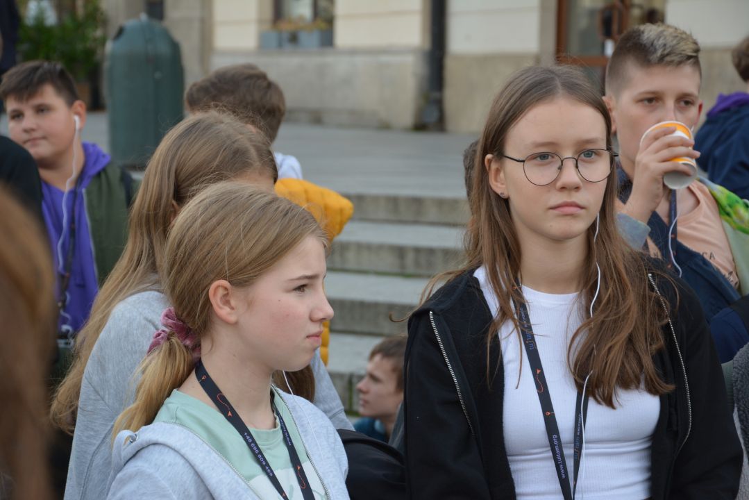 Uczniowie na placu zamkowym w Warszawie