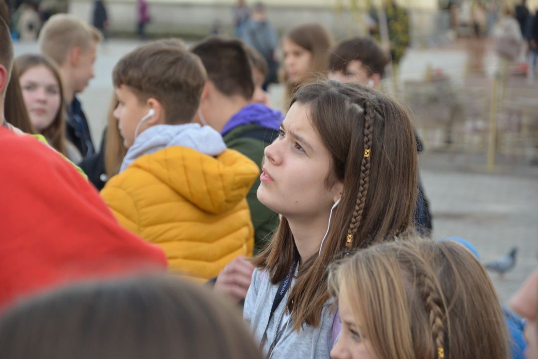 Uczennica na placu zamkowym w Warszawie