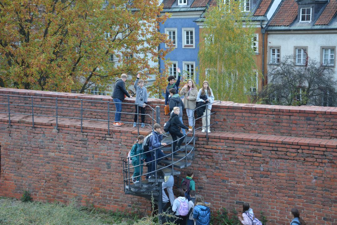 Uczestnicy wycieczki na murach starego miasta w Warszawie