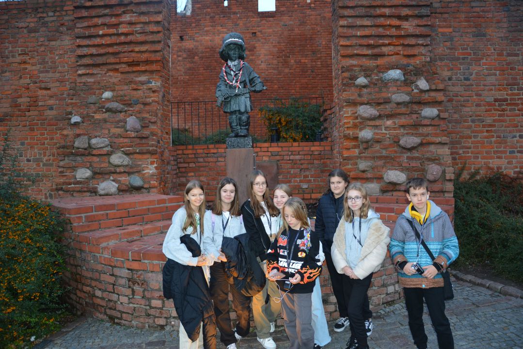 Uczestnicy wycieczki przed Pomnikiem Małego Powstańca w Warszawie
