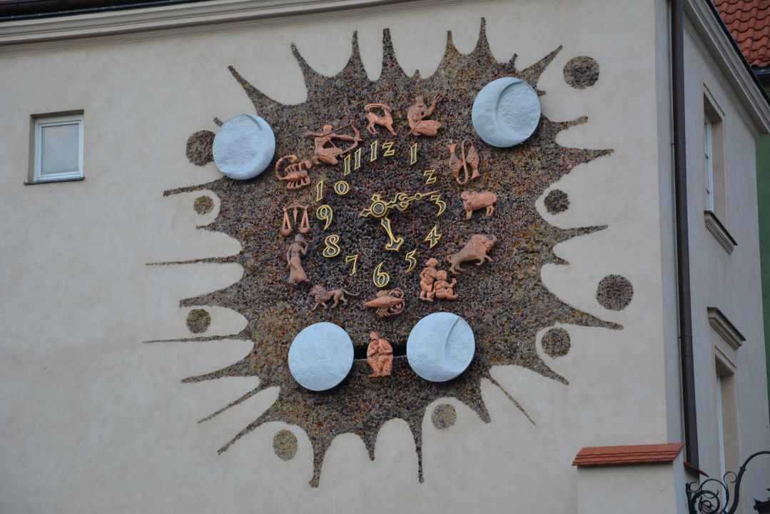 Zegar, gdzie godziny wyznaczają znaki zodiaku, znajdujący się na rogu Piekarskiej i Podwala w Warszawie