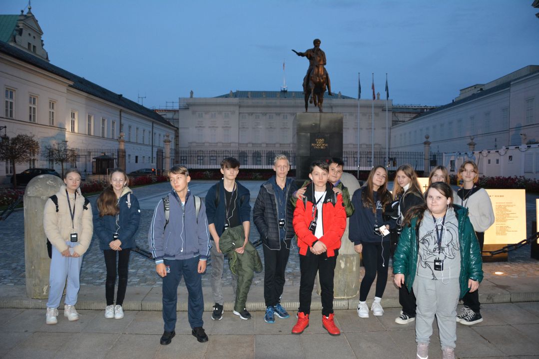 Grupa uczniów przed Pałacem Prezydenckim w Warszawie