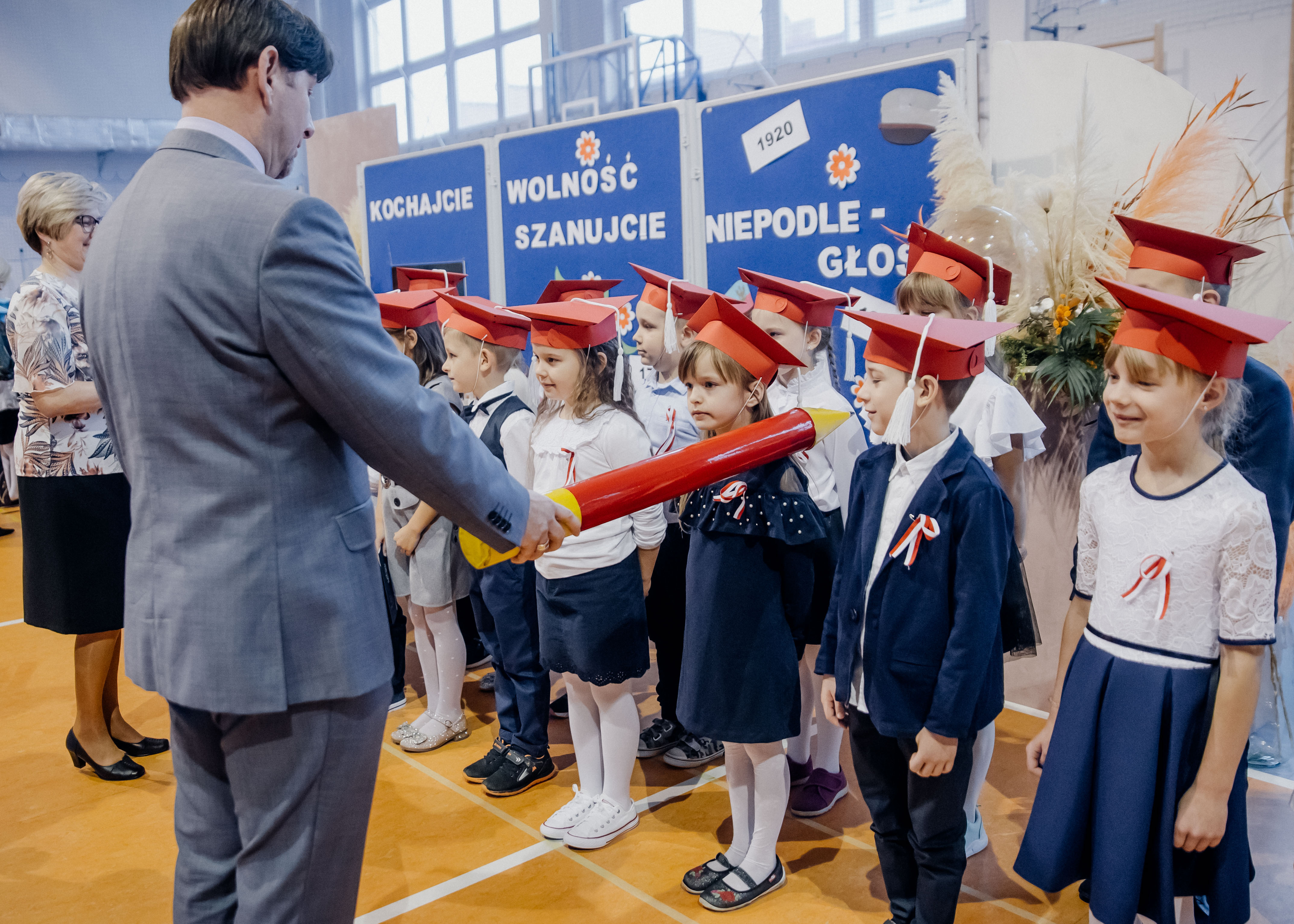 Dyrektor szkoły dr Dariusz Kubalski – pasowanie na ucznia (klasa I b wraz z wychowawczynią mgr Edytą Brożyną)