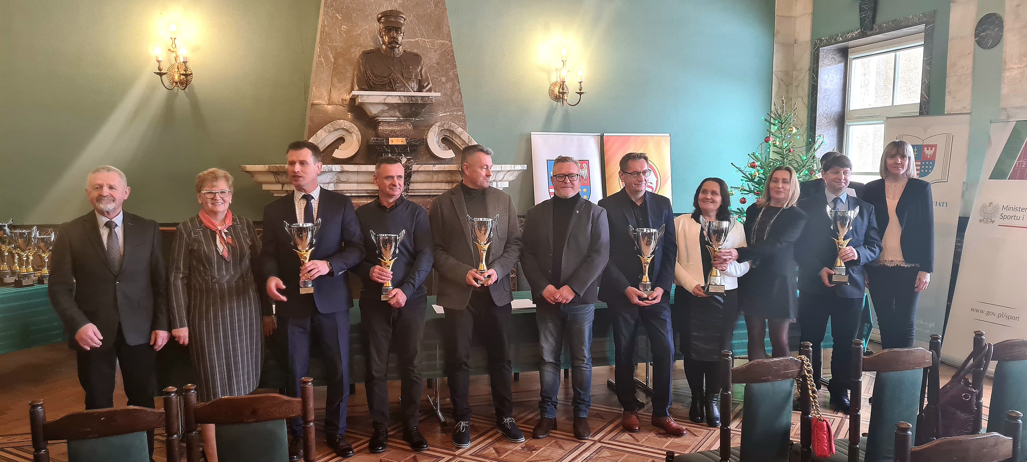 Przedstawiciele nagrodzonych sześciu najlepszych szkół województwa świętokrzyskiego