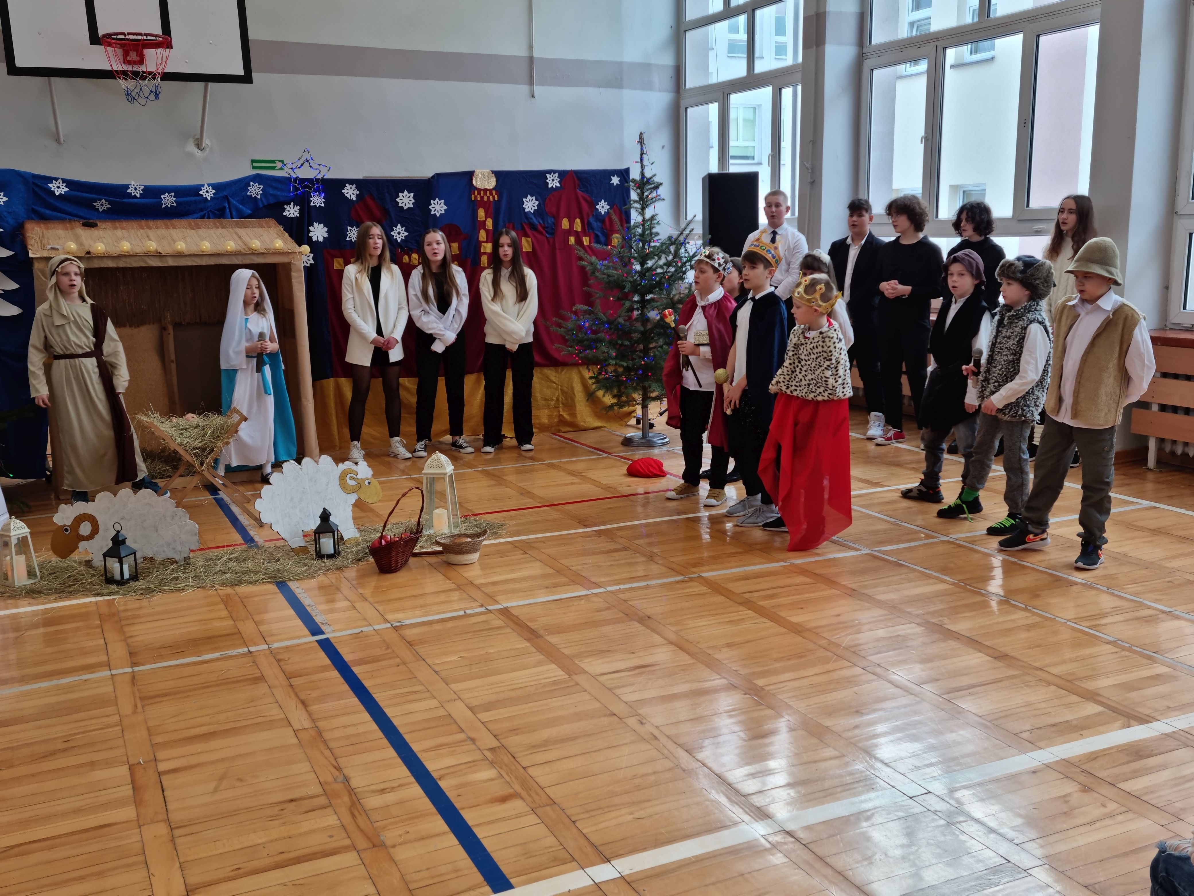 Uczniowie przebrani za Trzech Króli podczas przedstawienia jasełkowego