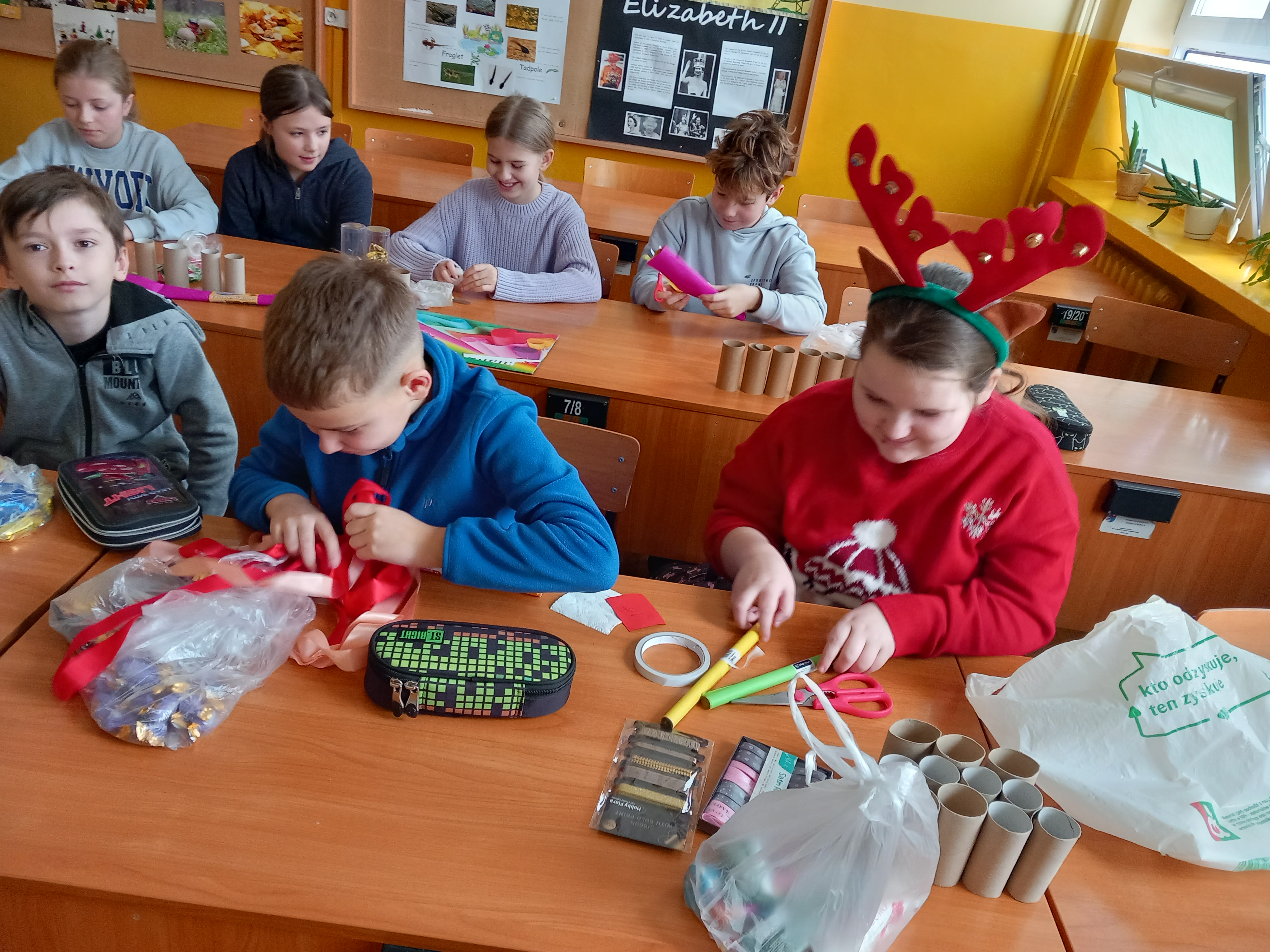 Uczniowie tworzą dekoracje świąteczne 