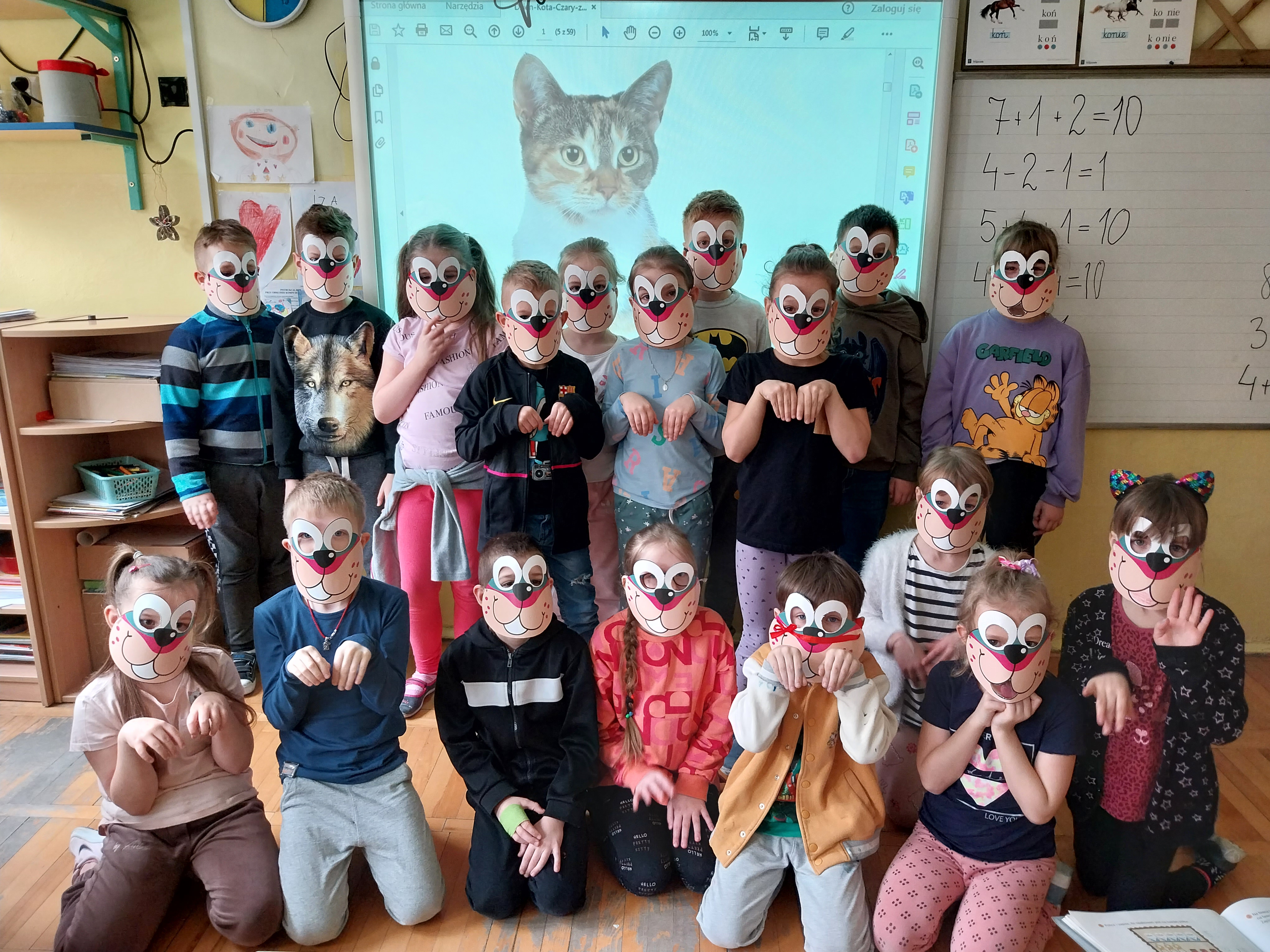 Grupa dzieci w maskach kota