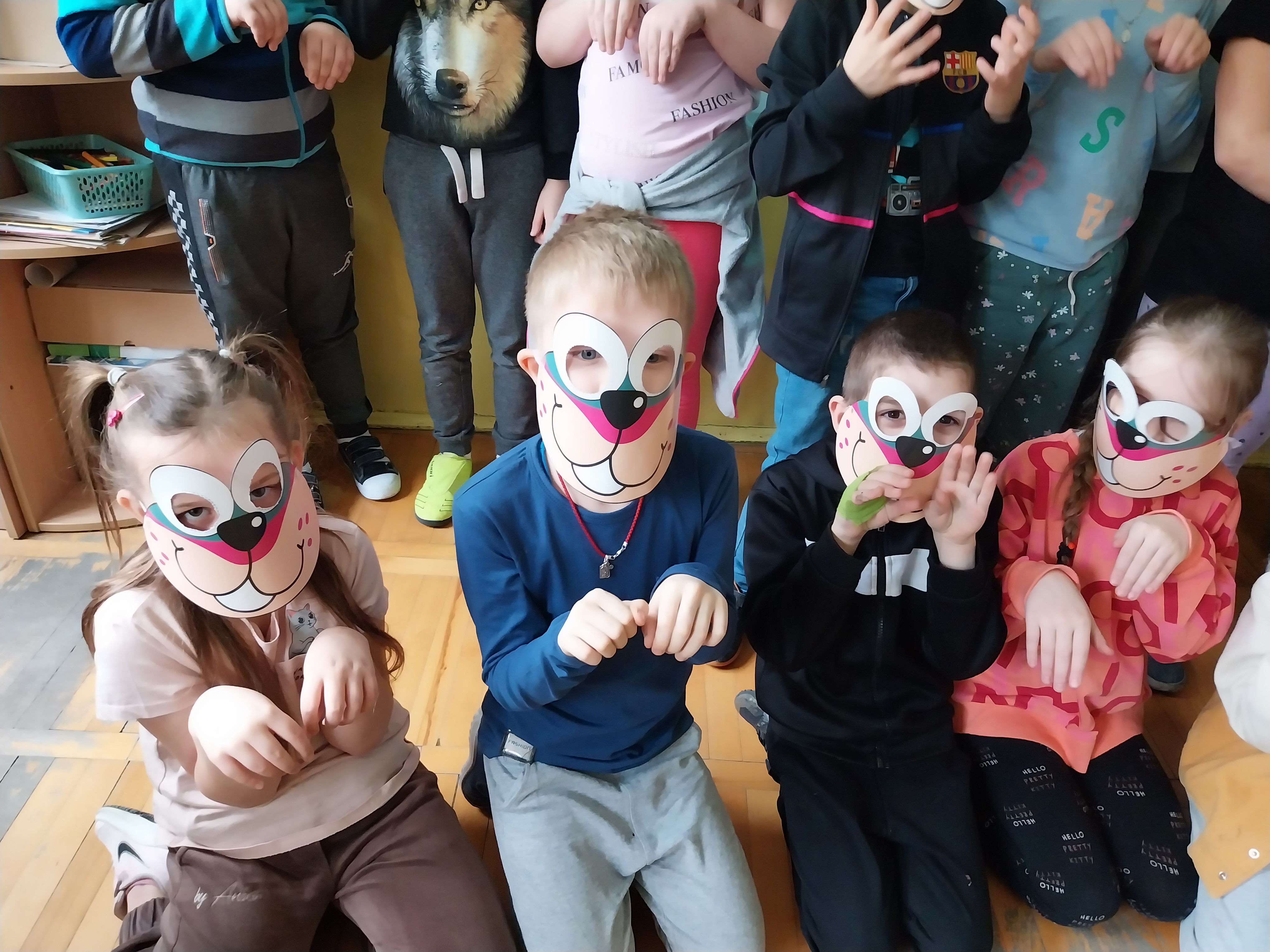 Czworo dzieci w maskach kota