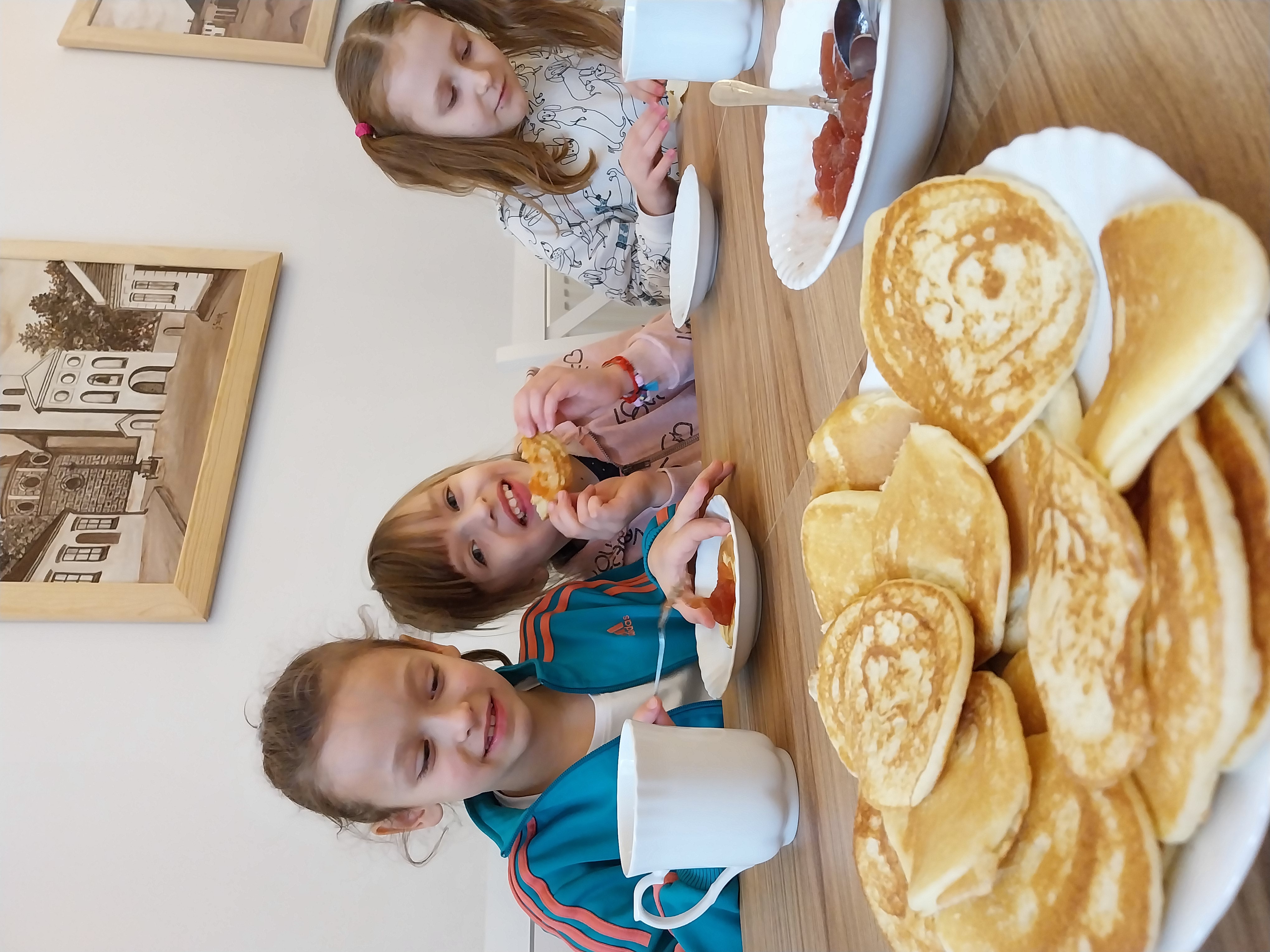 Trzy dziewczynki zjadają pancakes