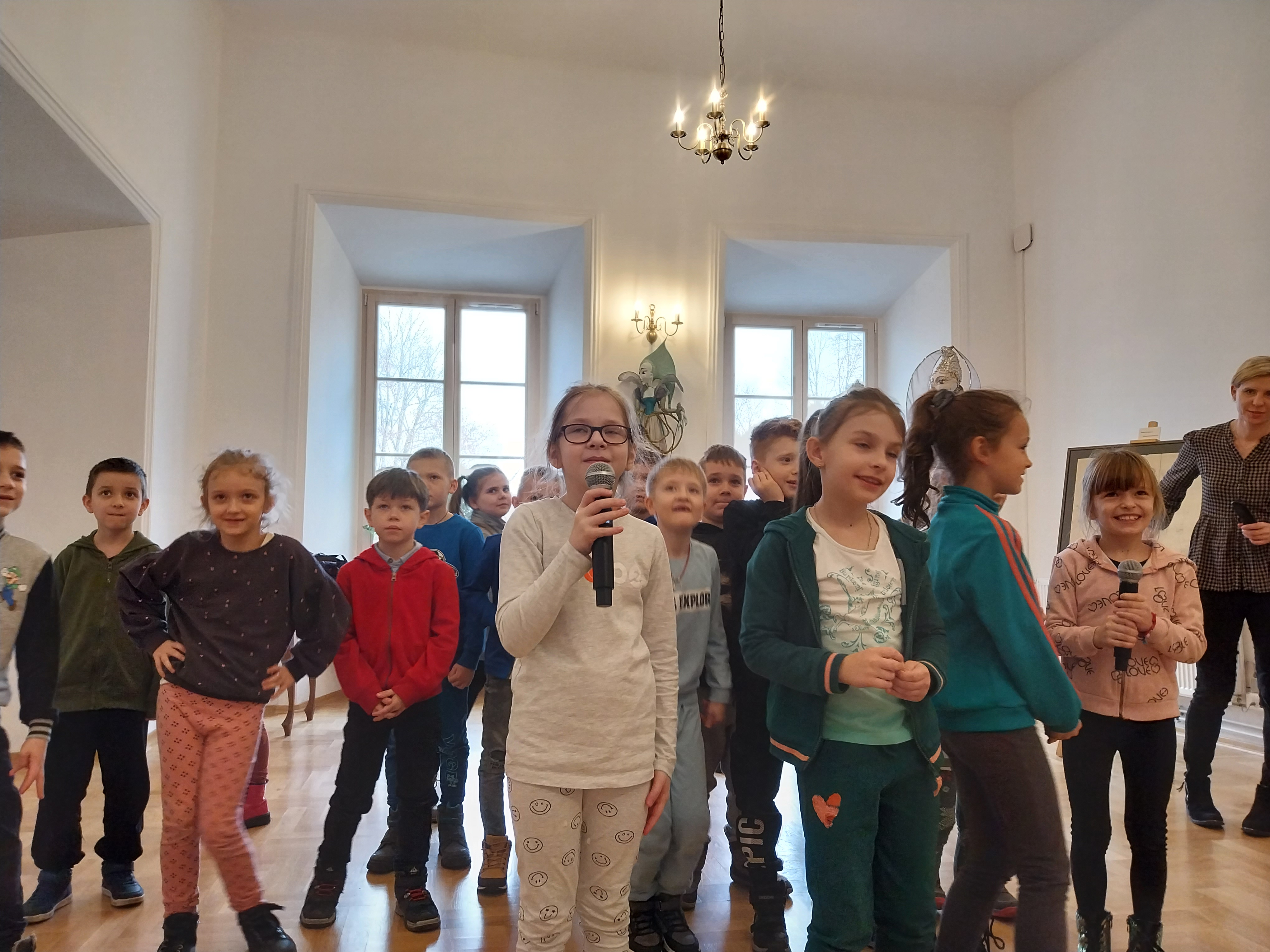 Grupa dzieci śpiewa piosenkę