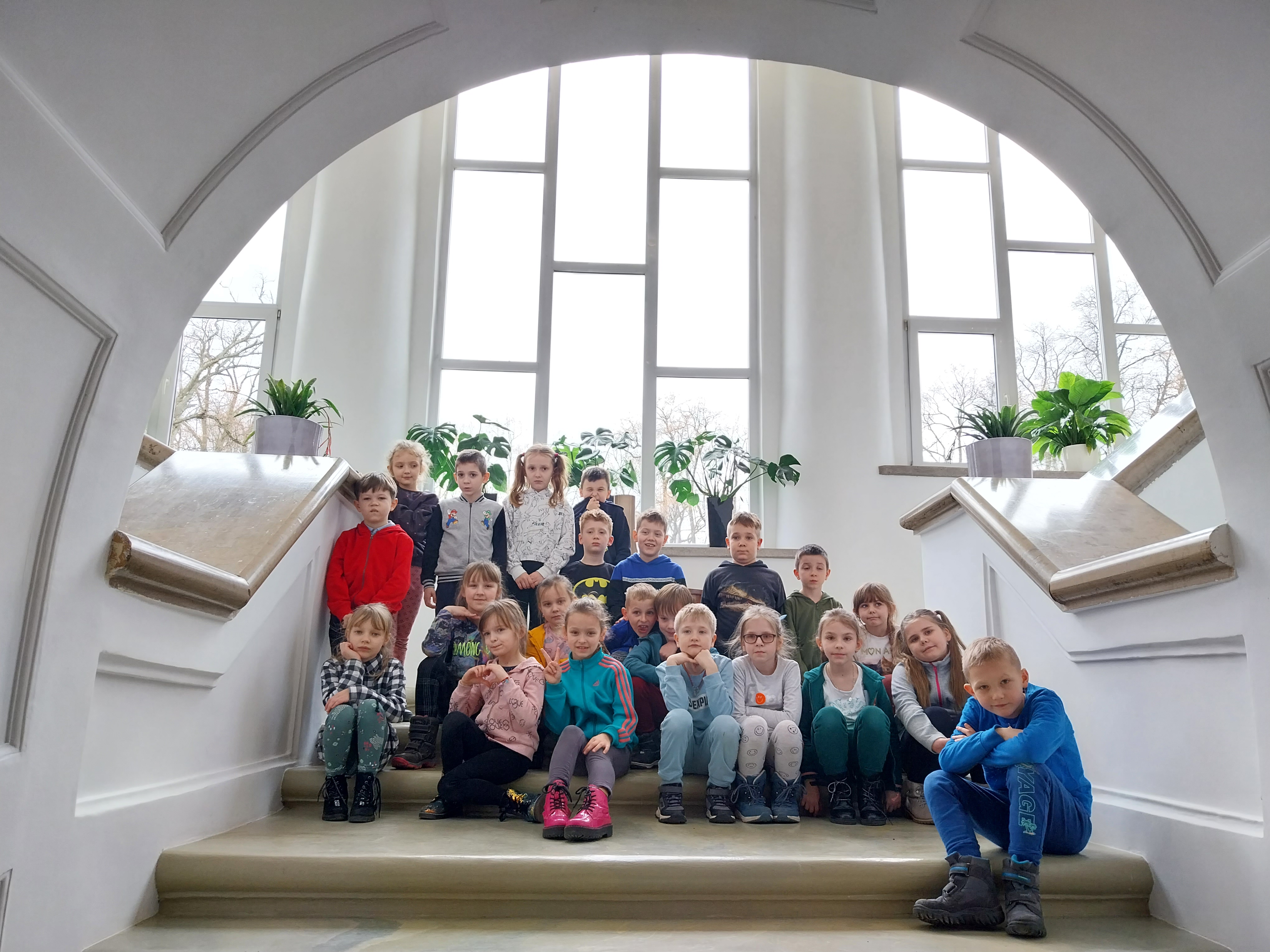 Zdjęcie grupowe – dzieci na schodach pałacu