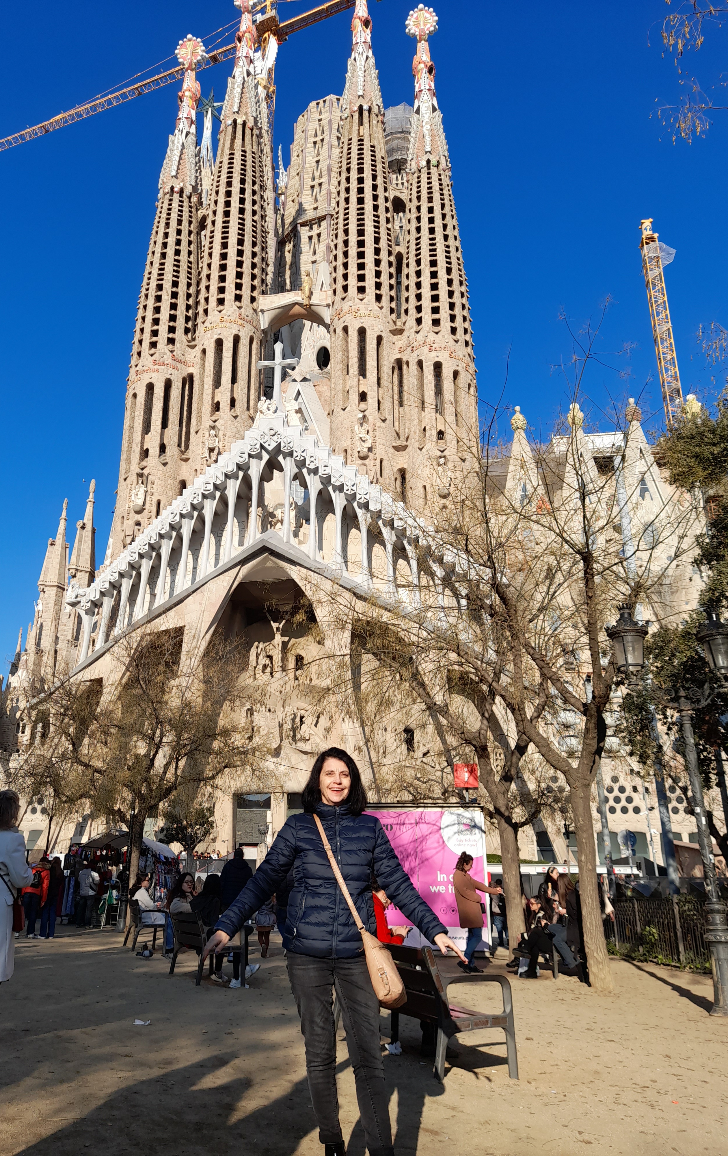 Na tle katedry Sagrada Familia, najbardziej rozpoznawalnego budynku Barcelony