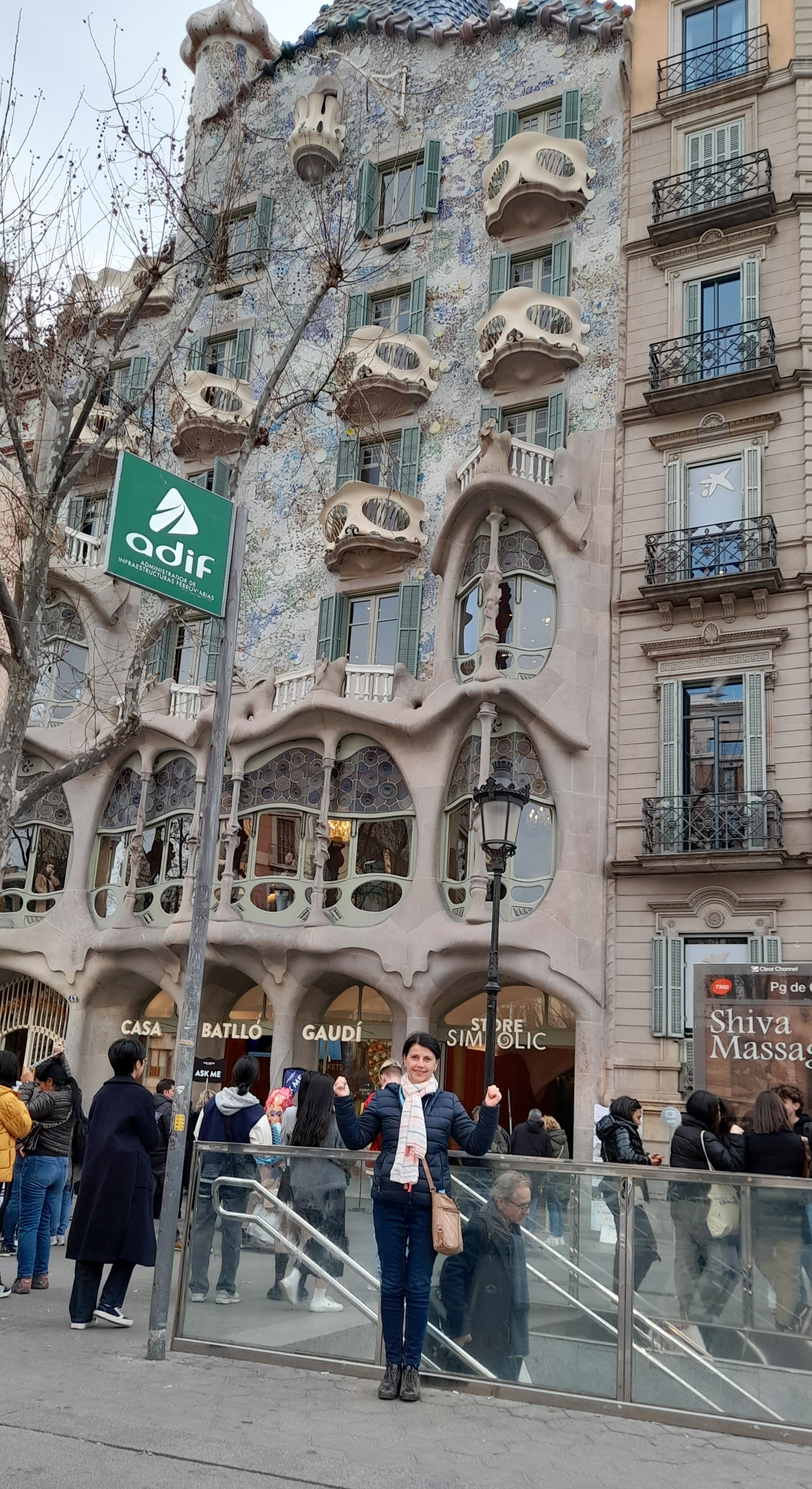 Obok Casa Battlo, innego wspaniałego budynku autorstwa Gaudiego