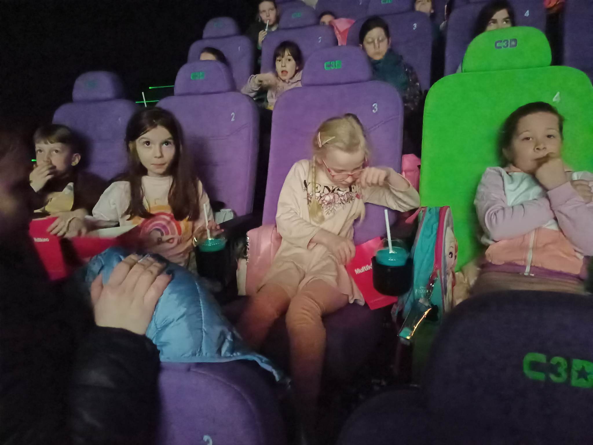Dzieci oglądające film