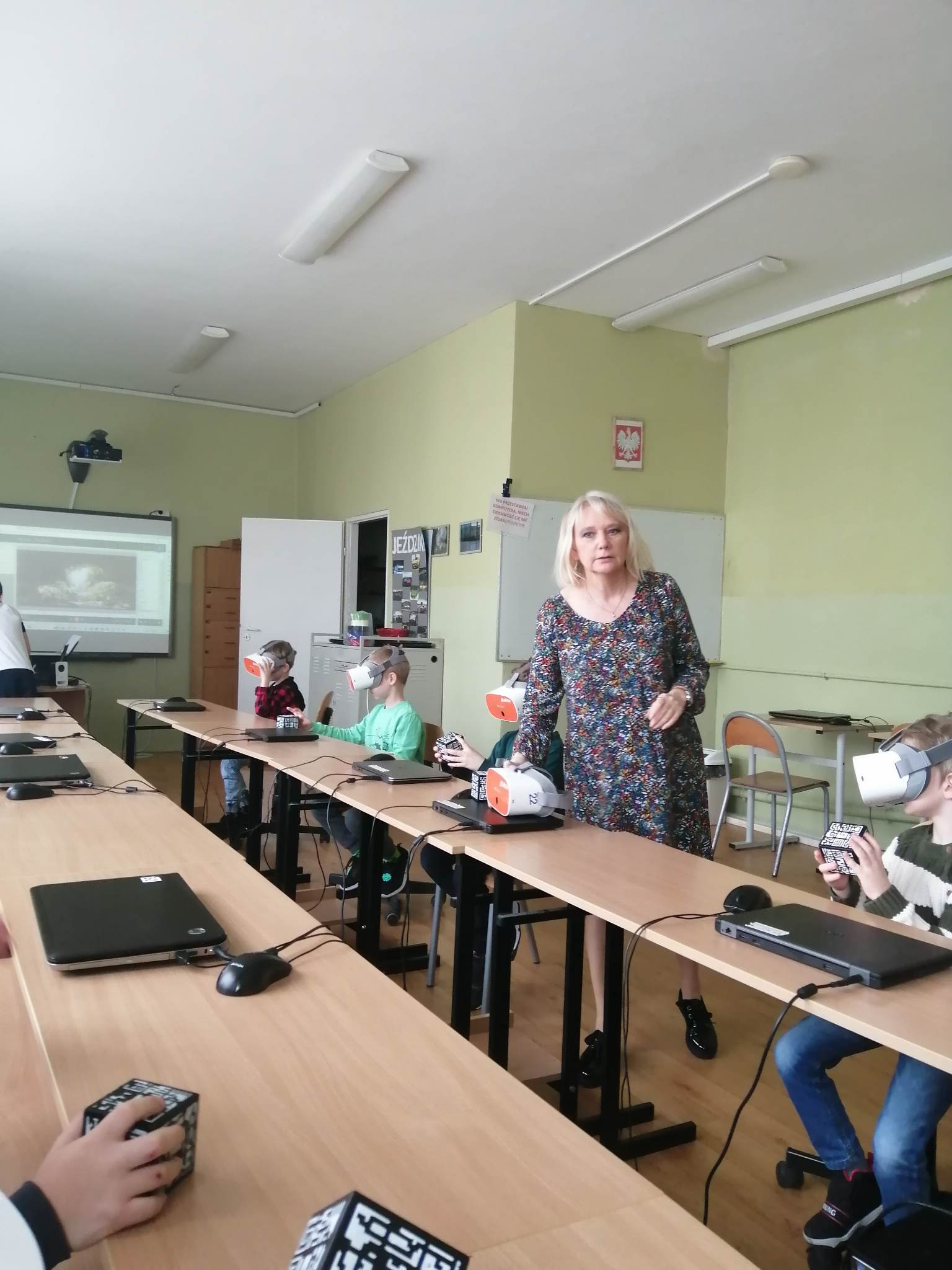 Nauczyciel informatyki prezentuje okulary VR