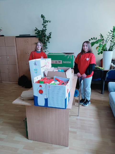 Wolontariusze SKC z darami dla uczniów z naszej szkoły