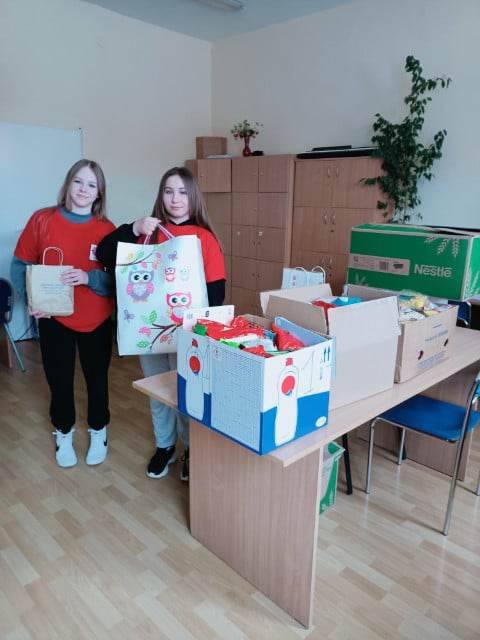 Wolontariusze SKC z przygotowanymi  darami dla uczniów z naszej szkoły