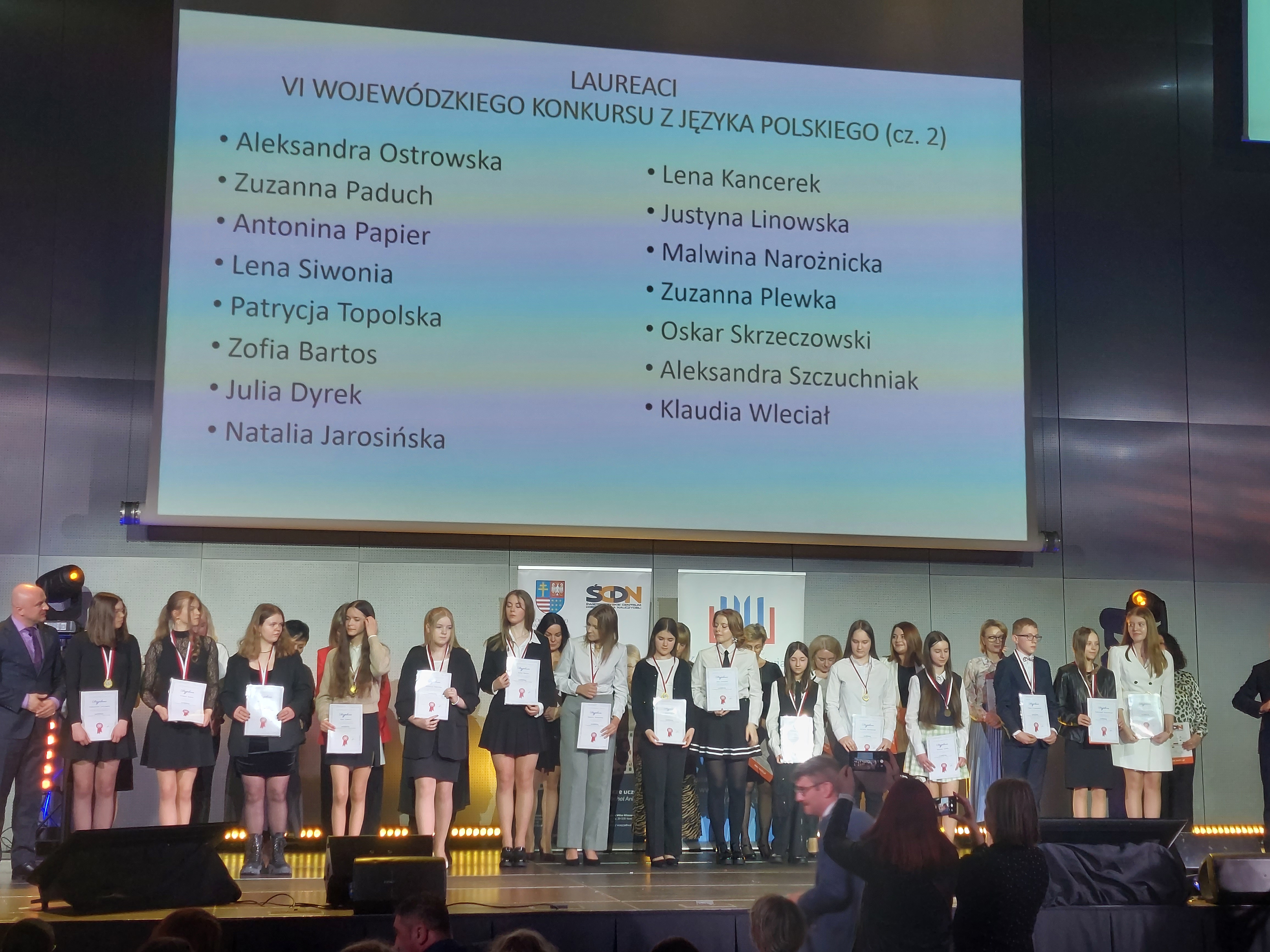 Wyświetlone nazwiska laureatów z języka polskiego, laureaci z dyplomami i medalami