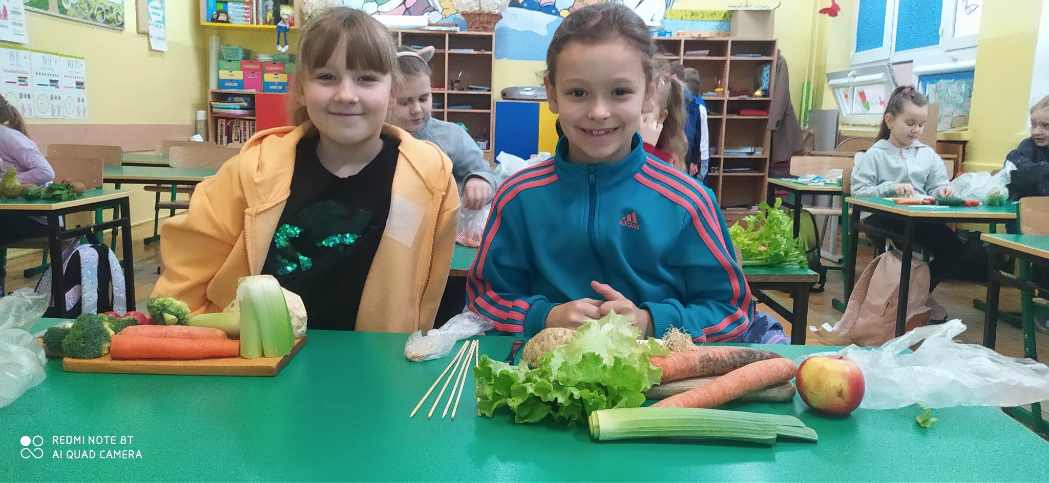 Dwie dziewczynki prezentują warzywa