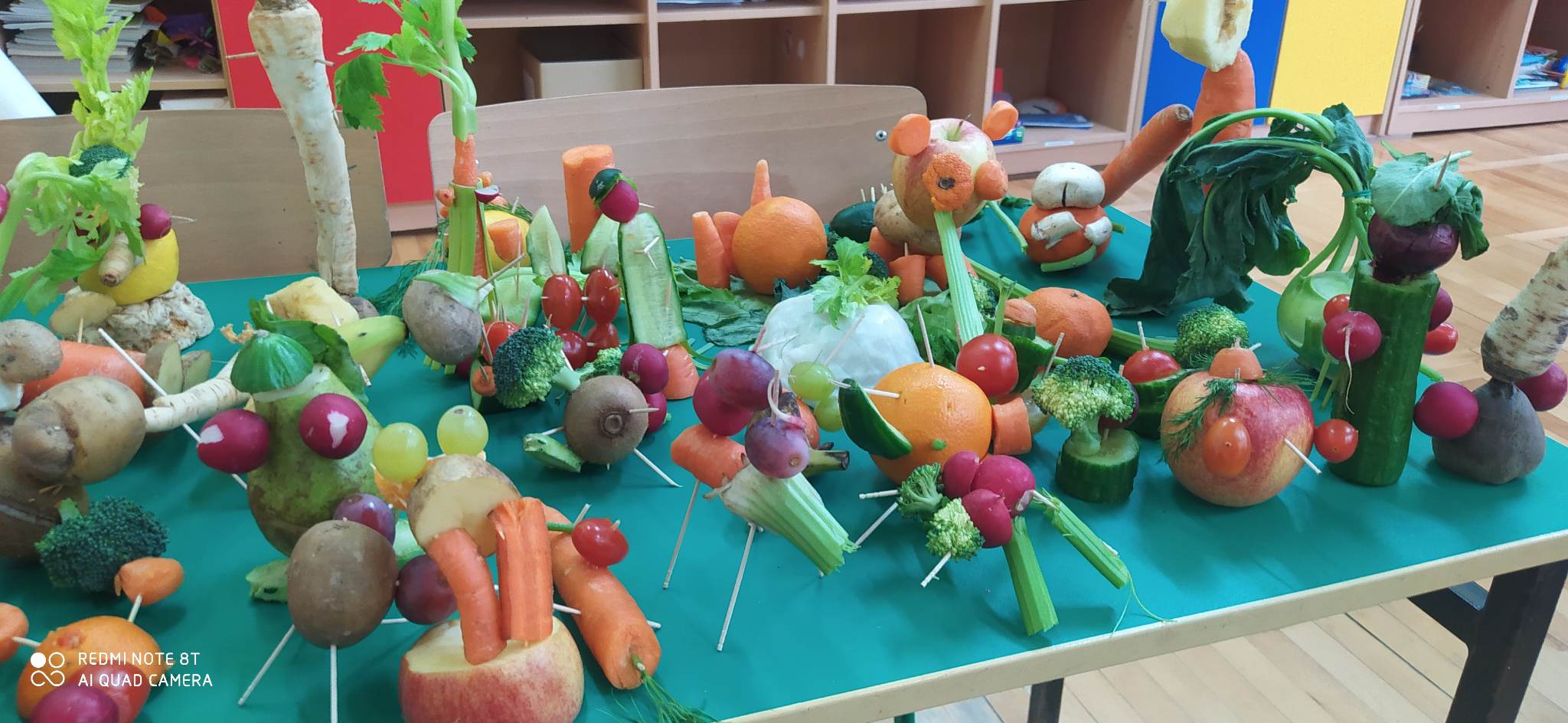 Wystawa stworków z warzyw i owoców
