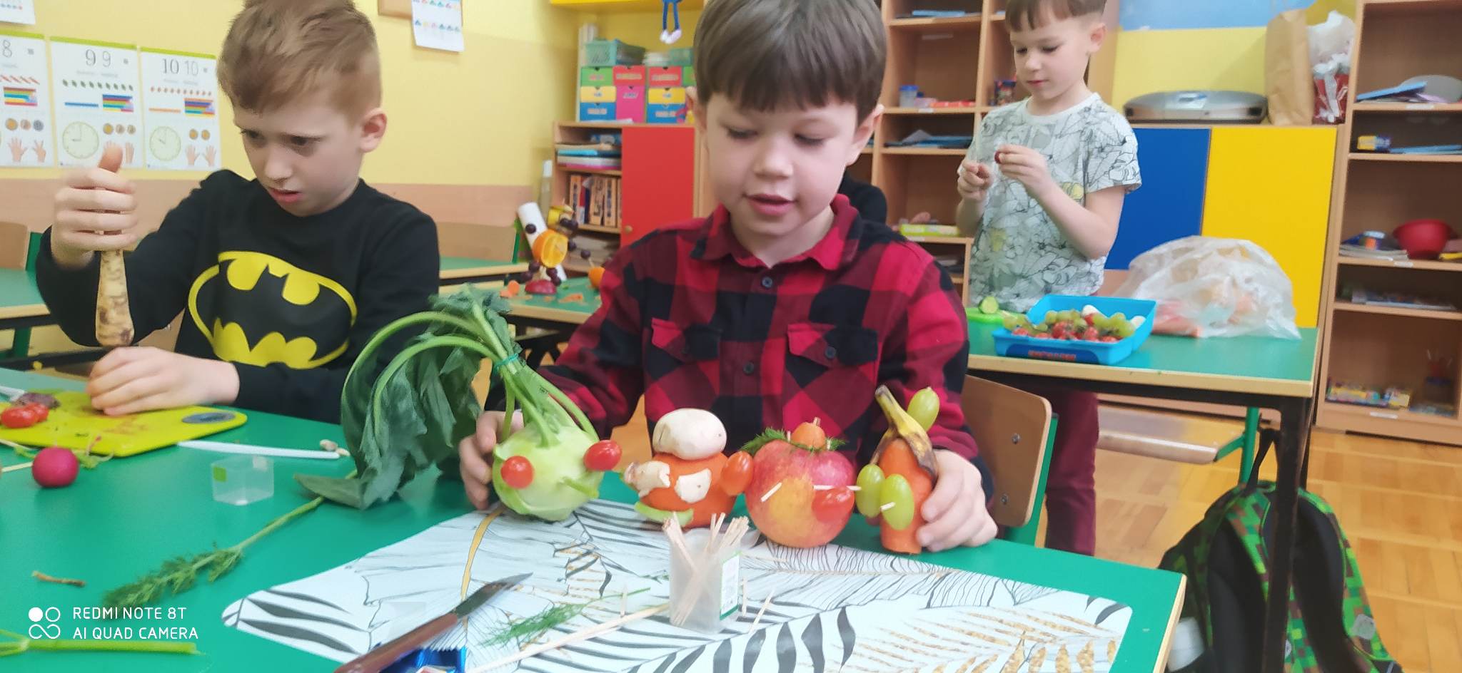 Dwaj chłopcy wykonują stworki z warzyw