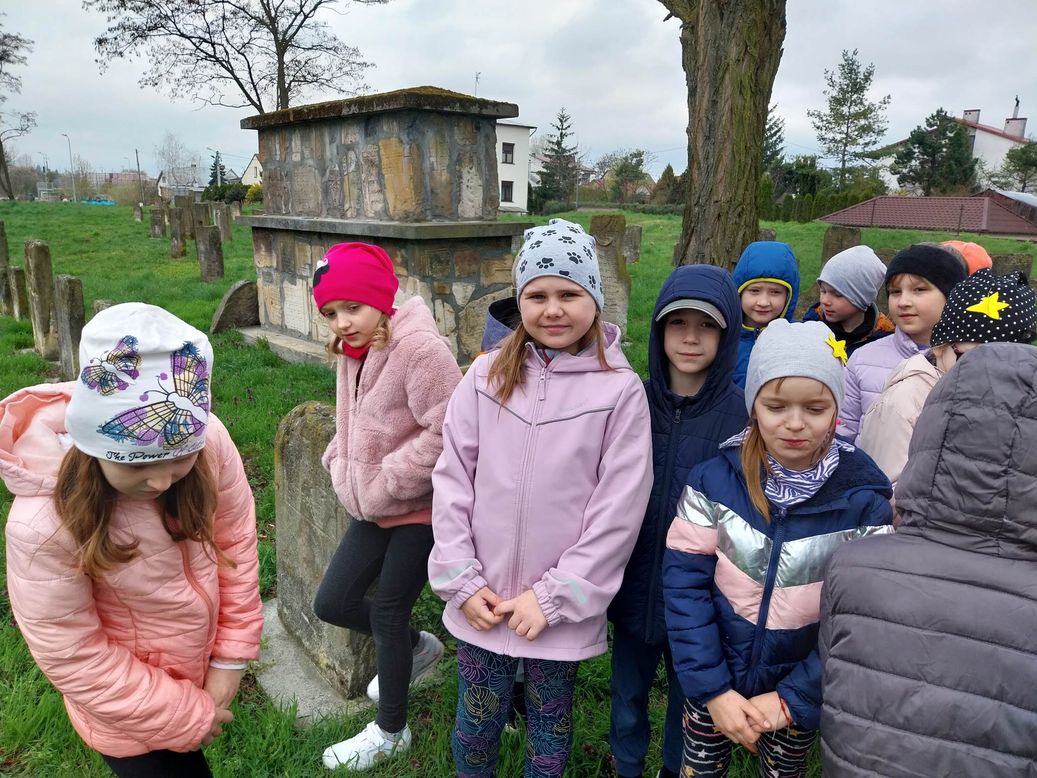 Pierwszoklasiści przed pomnikiem na cmentarzu żydowskim w Staszowie