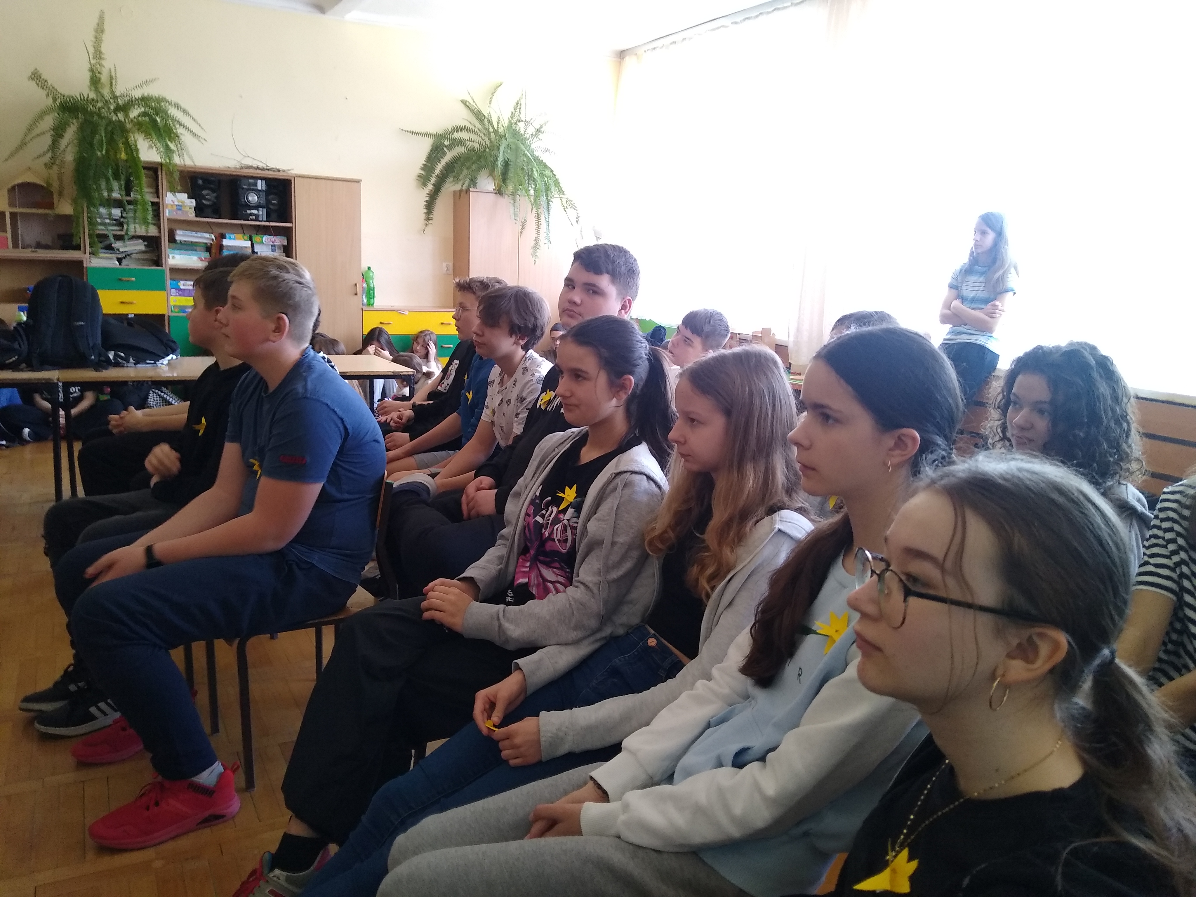 Uczniowie klas 7 i 8 podczas prelekcji dyrektora o getcie w Staszowie