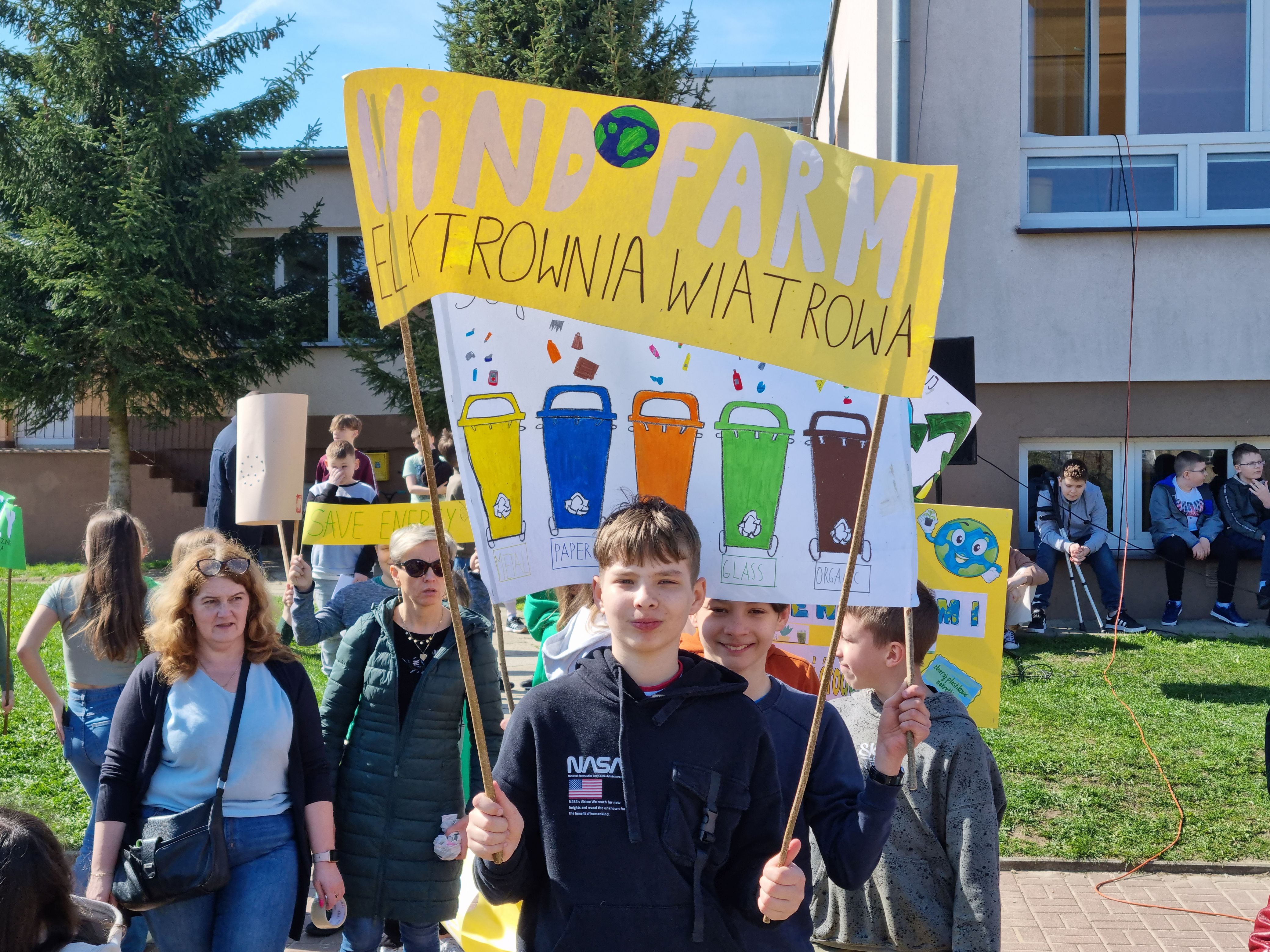 Uczniowie z transparentami i nauczycielki