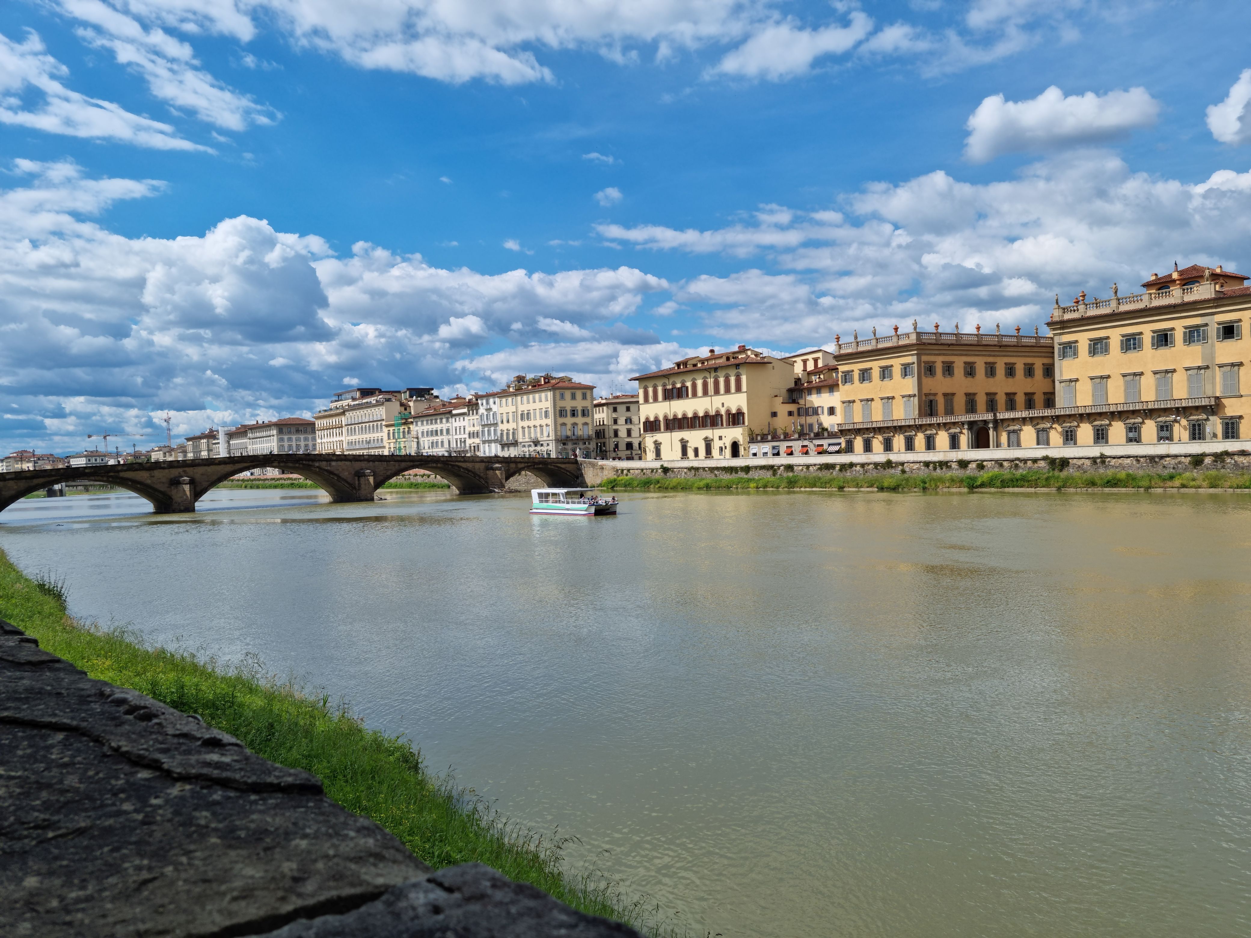 Malownicza rzeka Arno przecinająca Florencję na pół