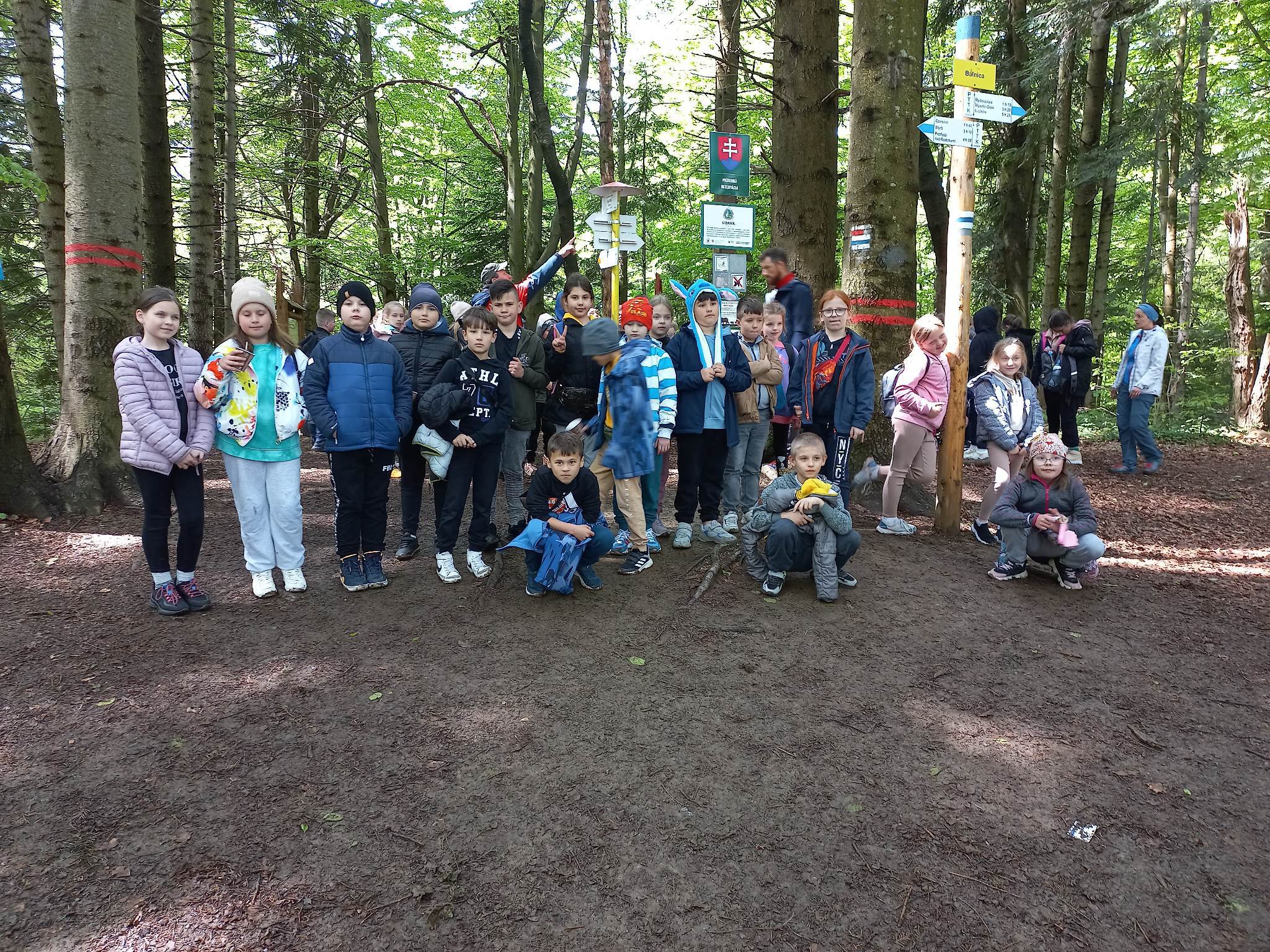 Zdjęcie grupowe – uczniowie w lesie