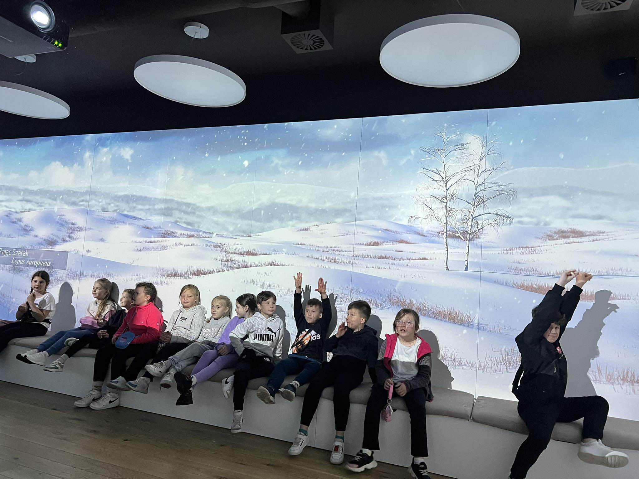 Grupa dzieci na tle zimowej panoramy Bieszczad