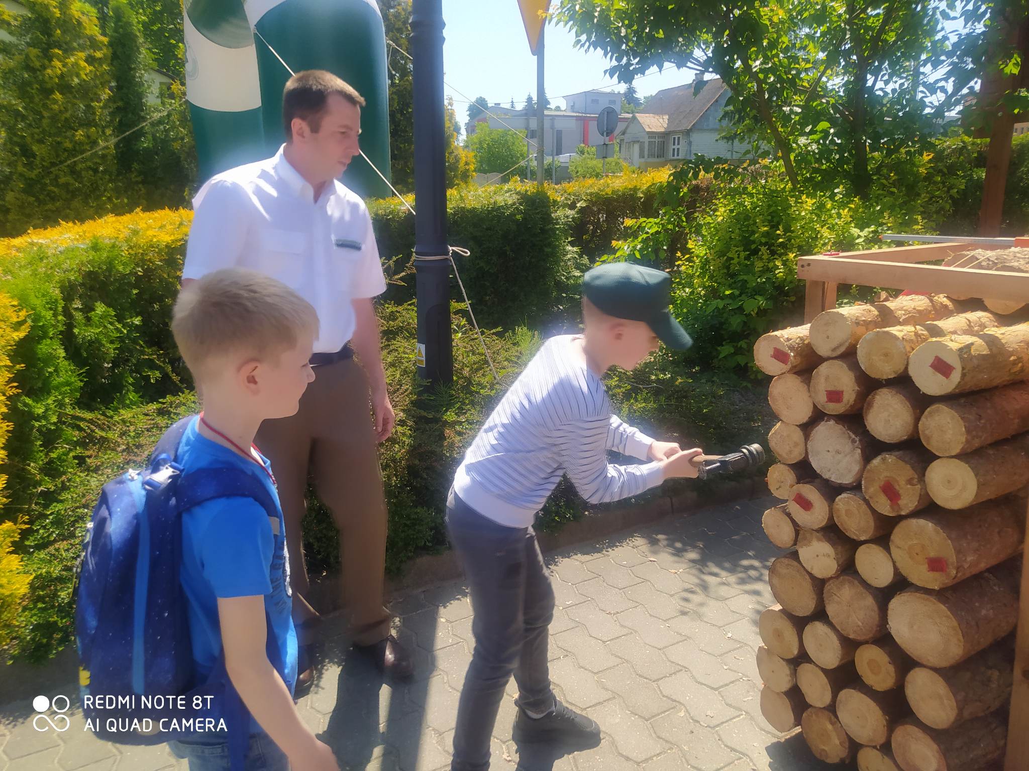 Dzieci poznają oznakowanie pociętego drewna