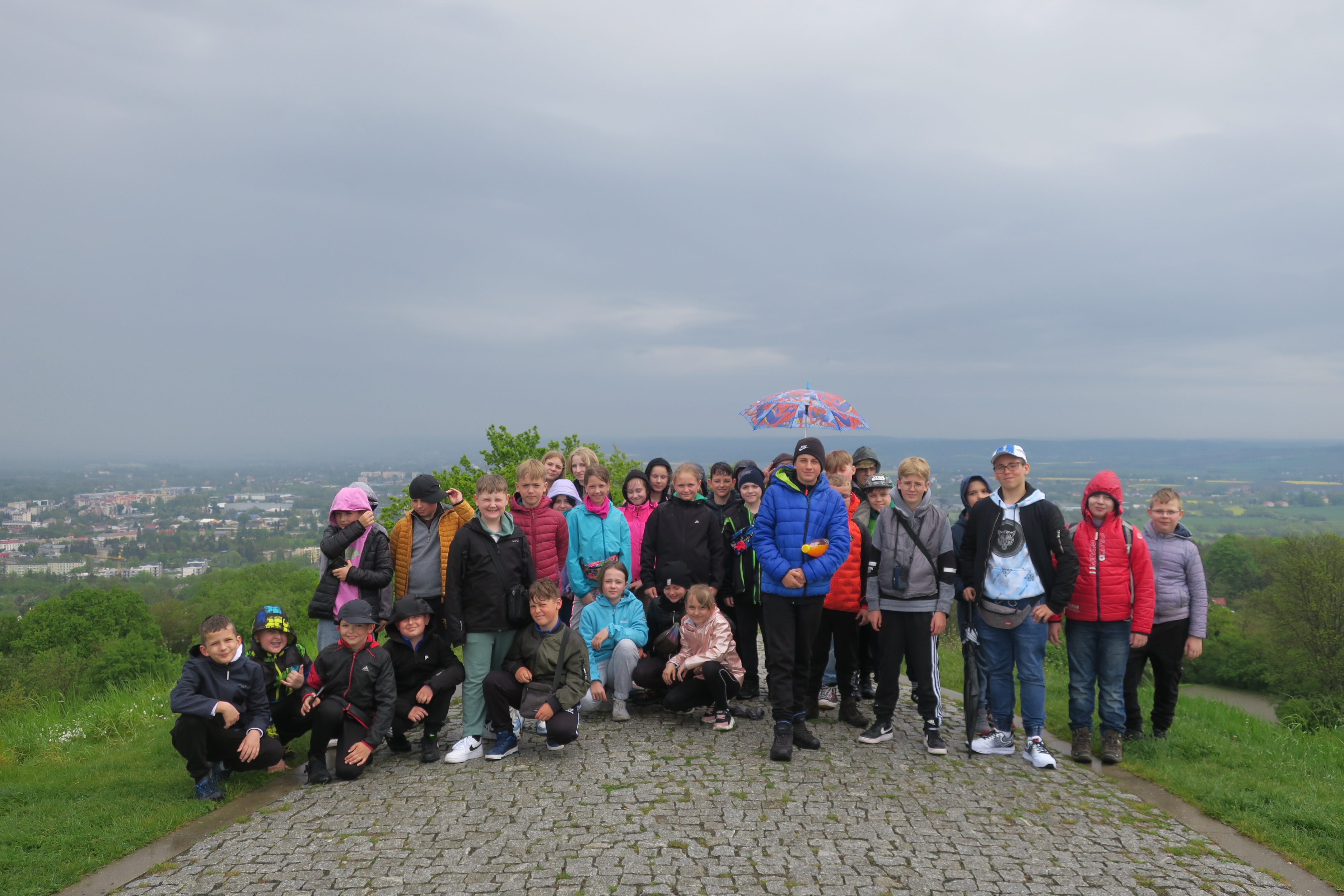 Grupa uczniów na tle panoramy Przemyśla