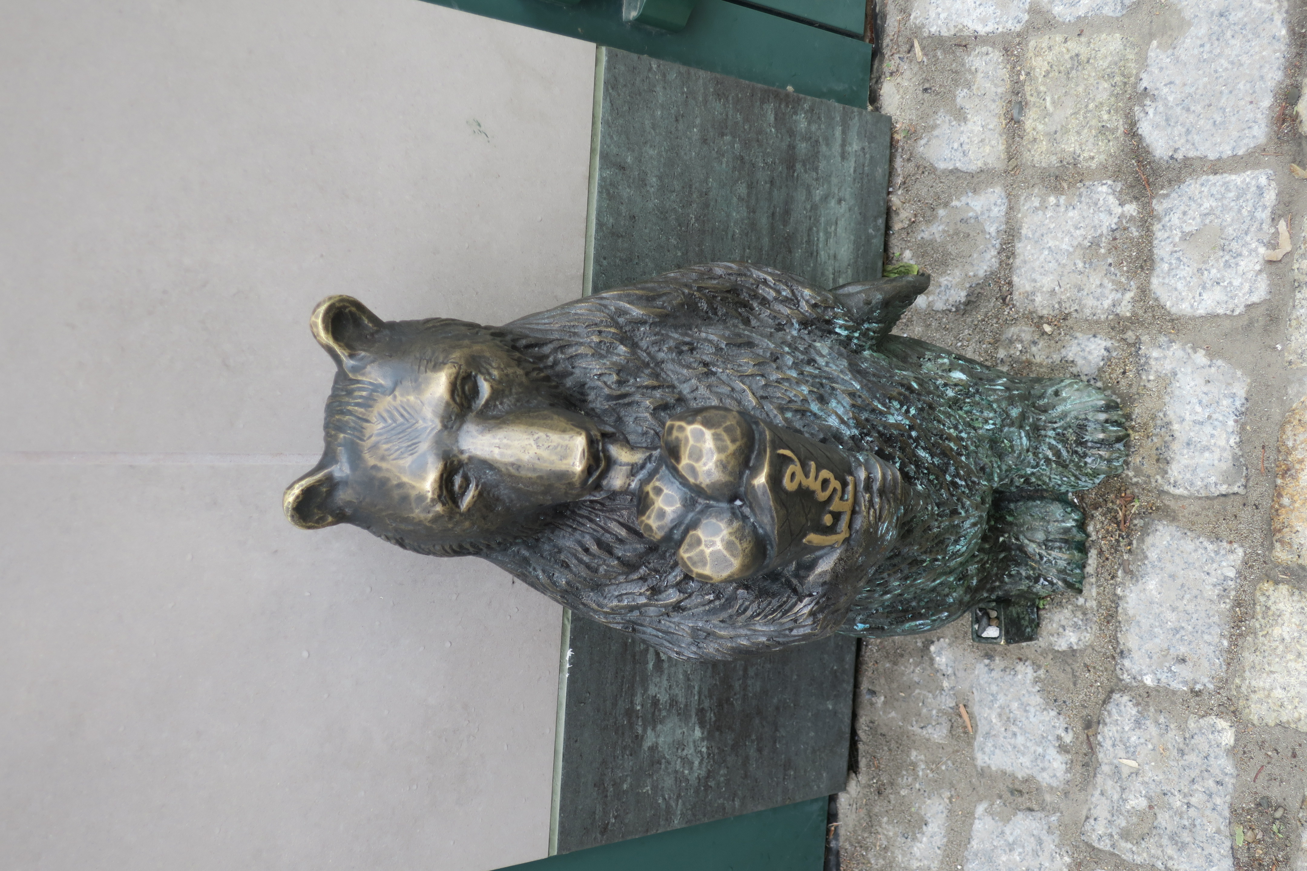 Metalowa figurka niedźwiedzia