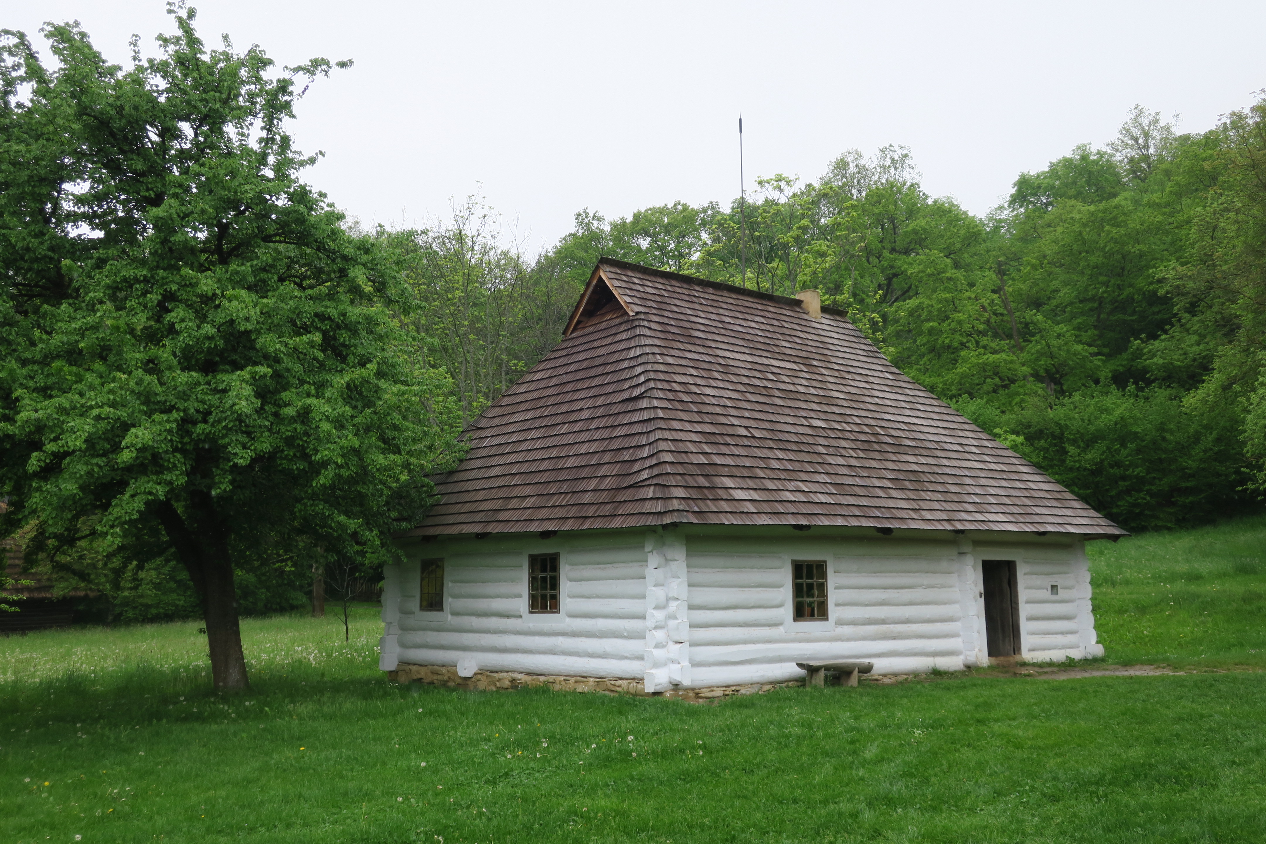 Drewniana, biała chata