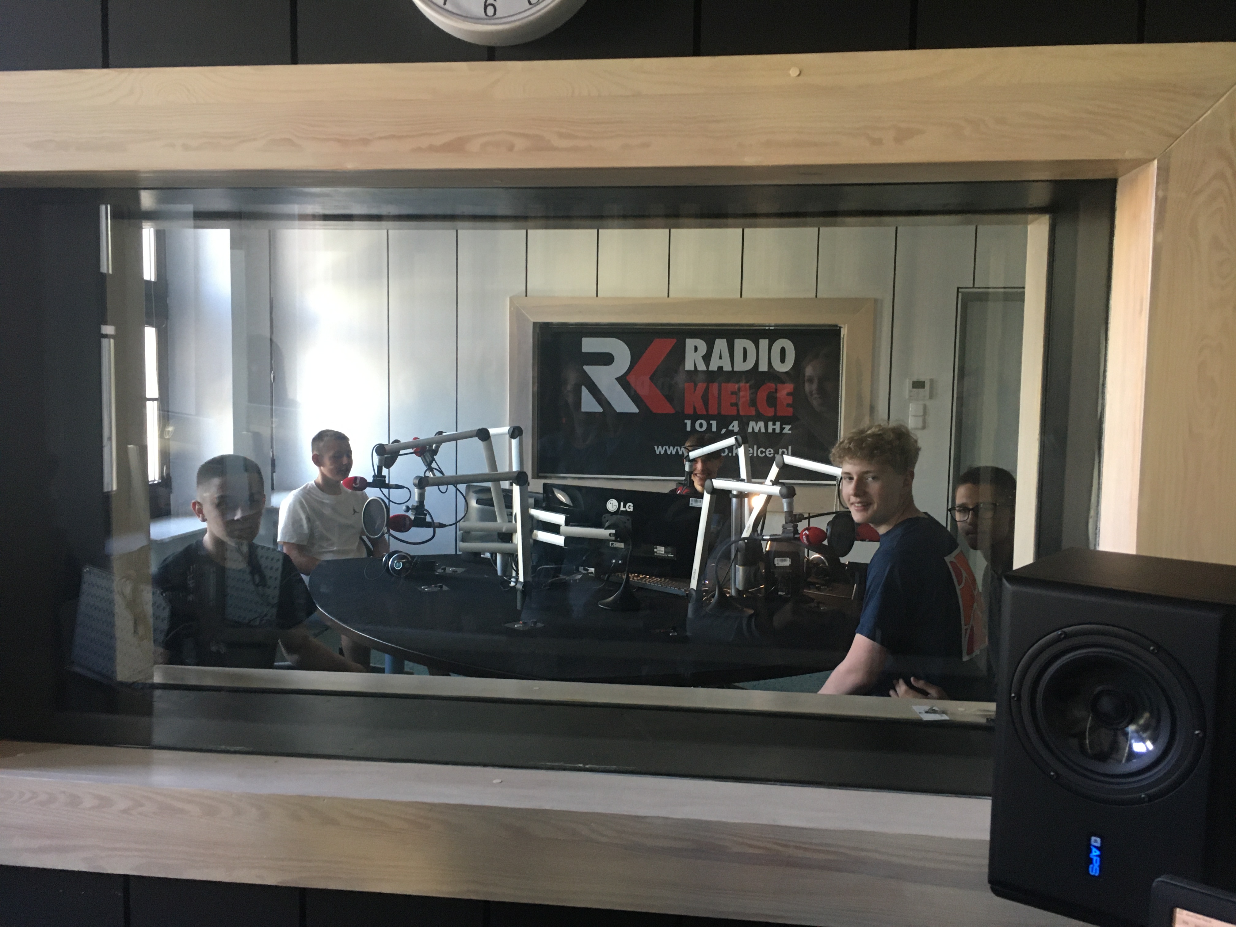 Chłopcy próbują swoich sił jako dziennikarze radiowi