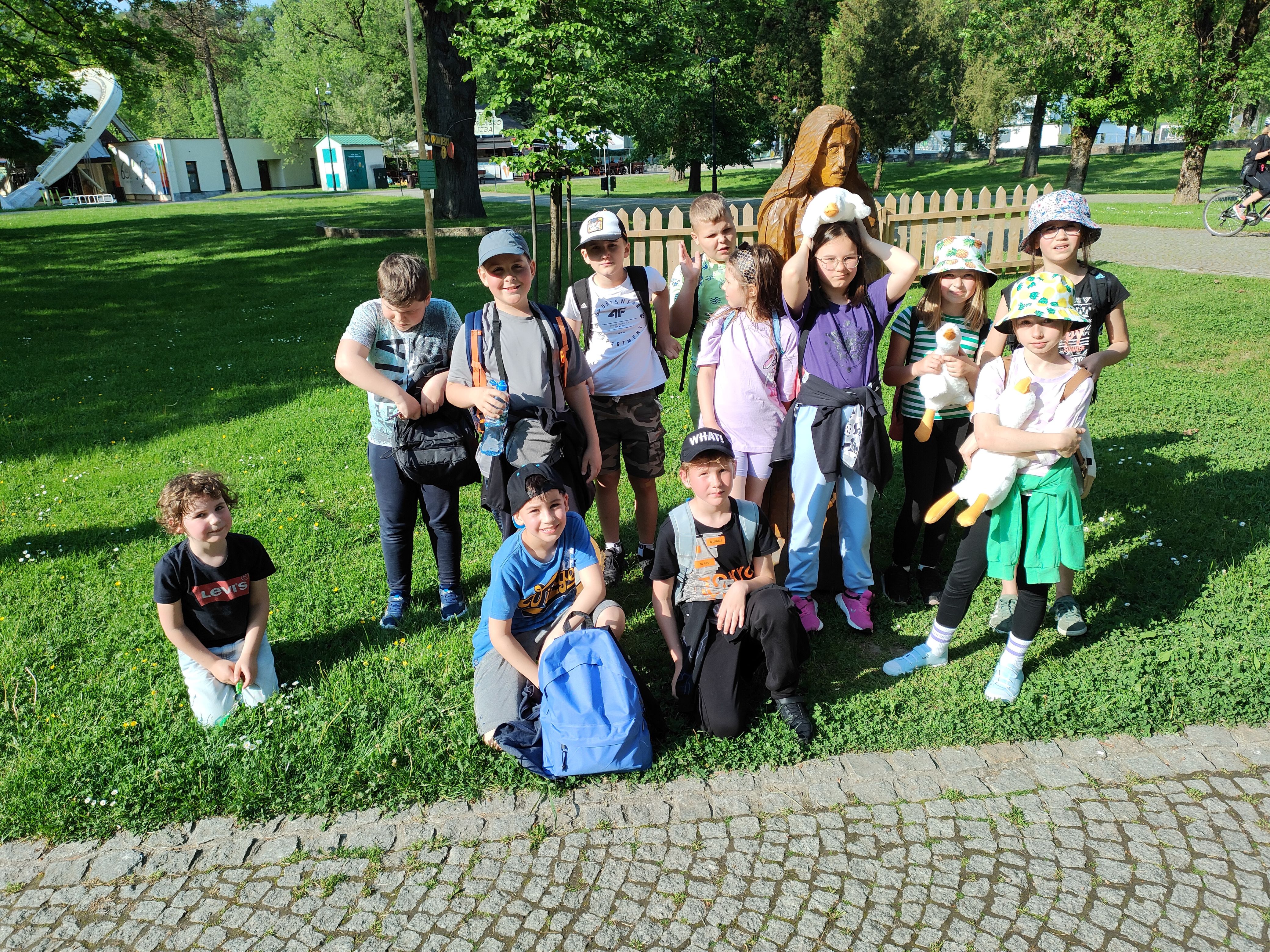 Grupa uczniów w Parku Kopczyńskiego 