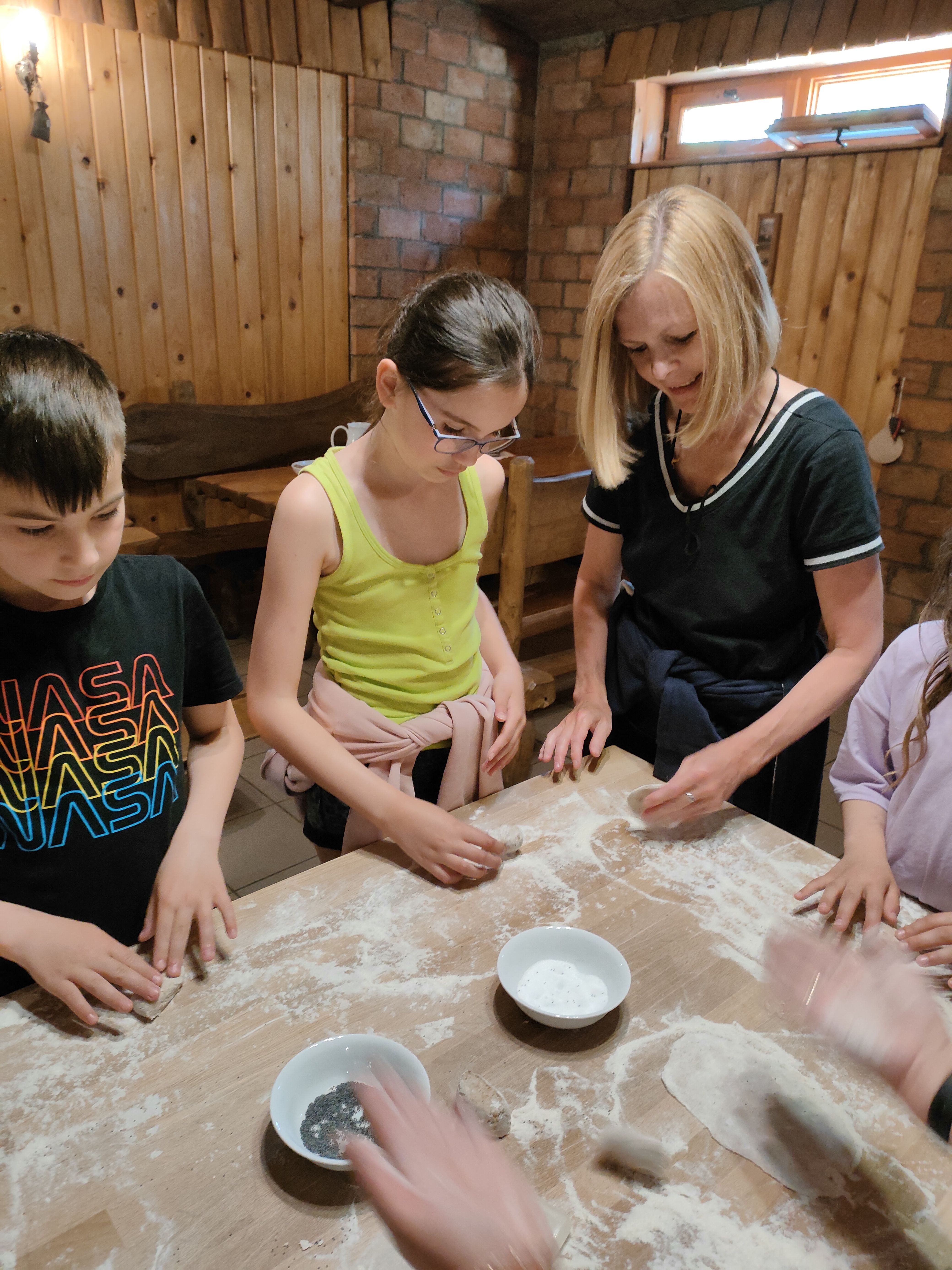 Uczniowie wraz z wychowawcą robią podpłomyki w Chacie Chlebowej 