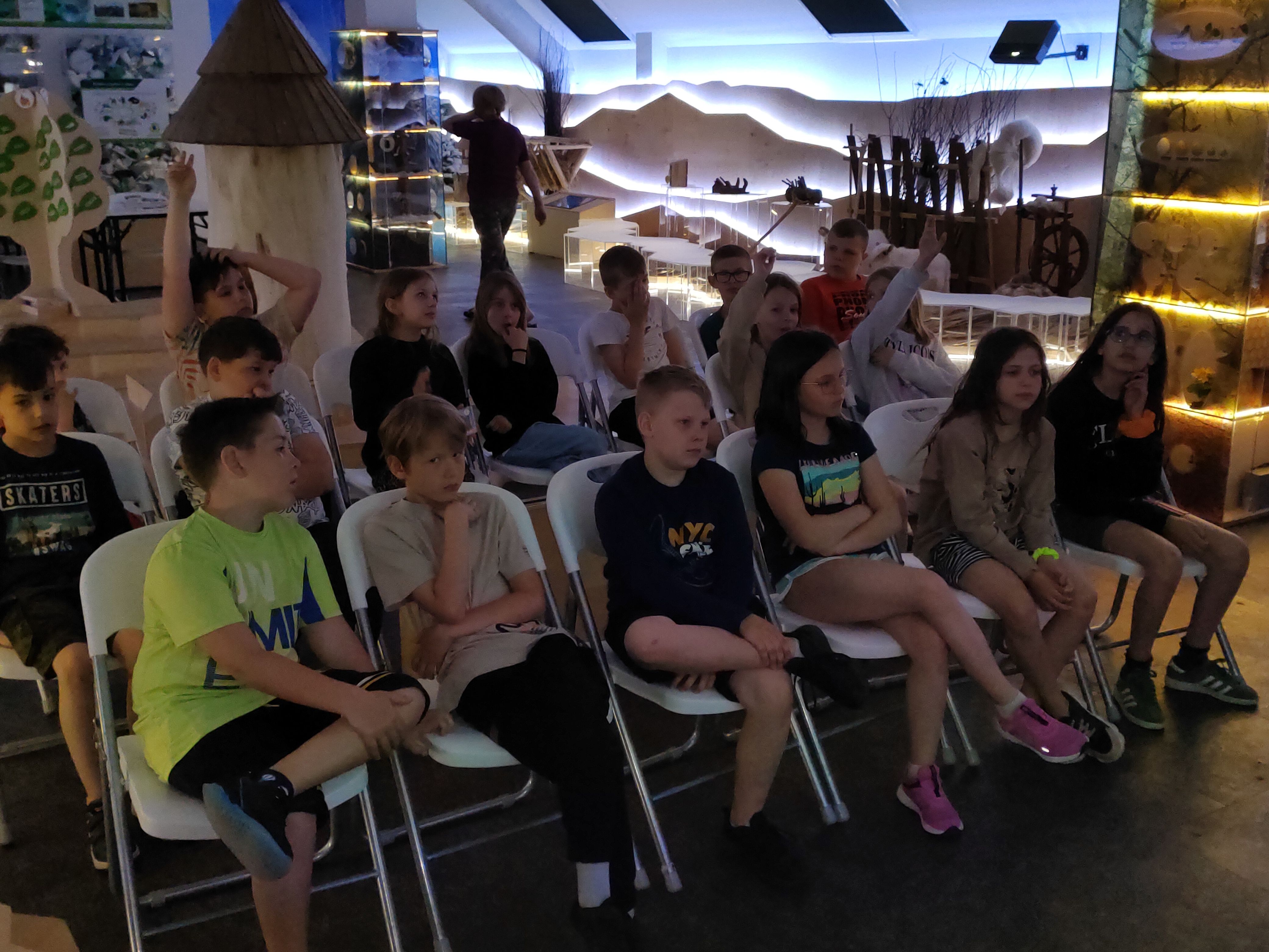 Grupa uczniów ogląda film o nietoperzach 