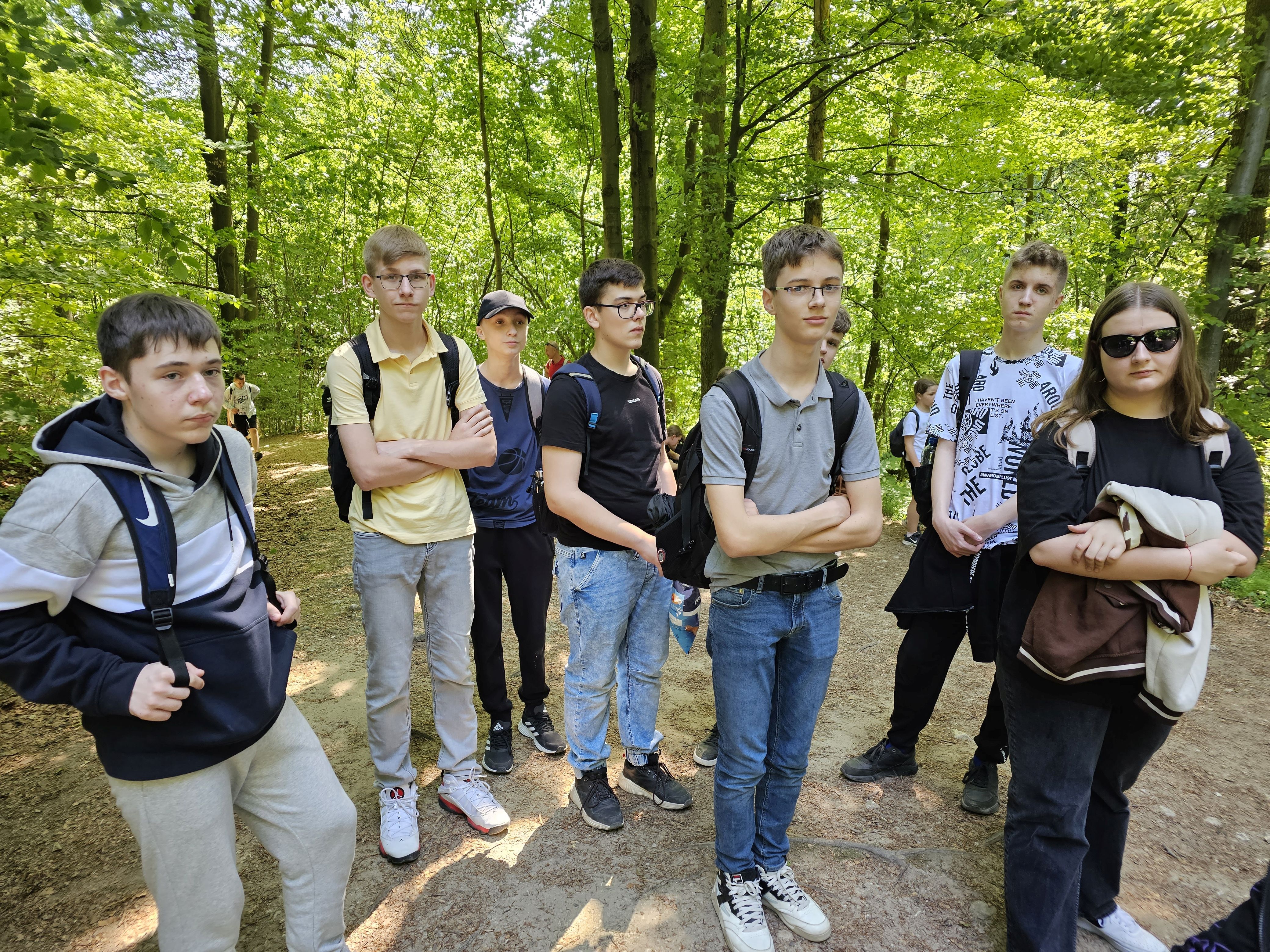 Grupa uczniów podczas zwiedzania Ojcowskiego Parku Narodowego
