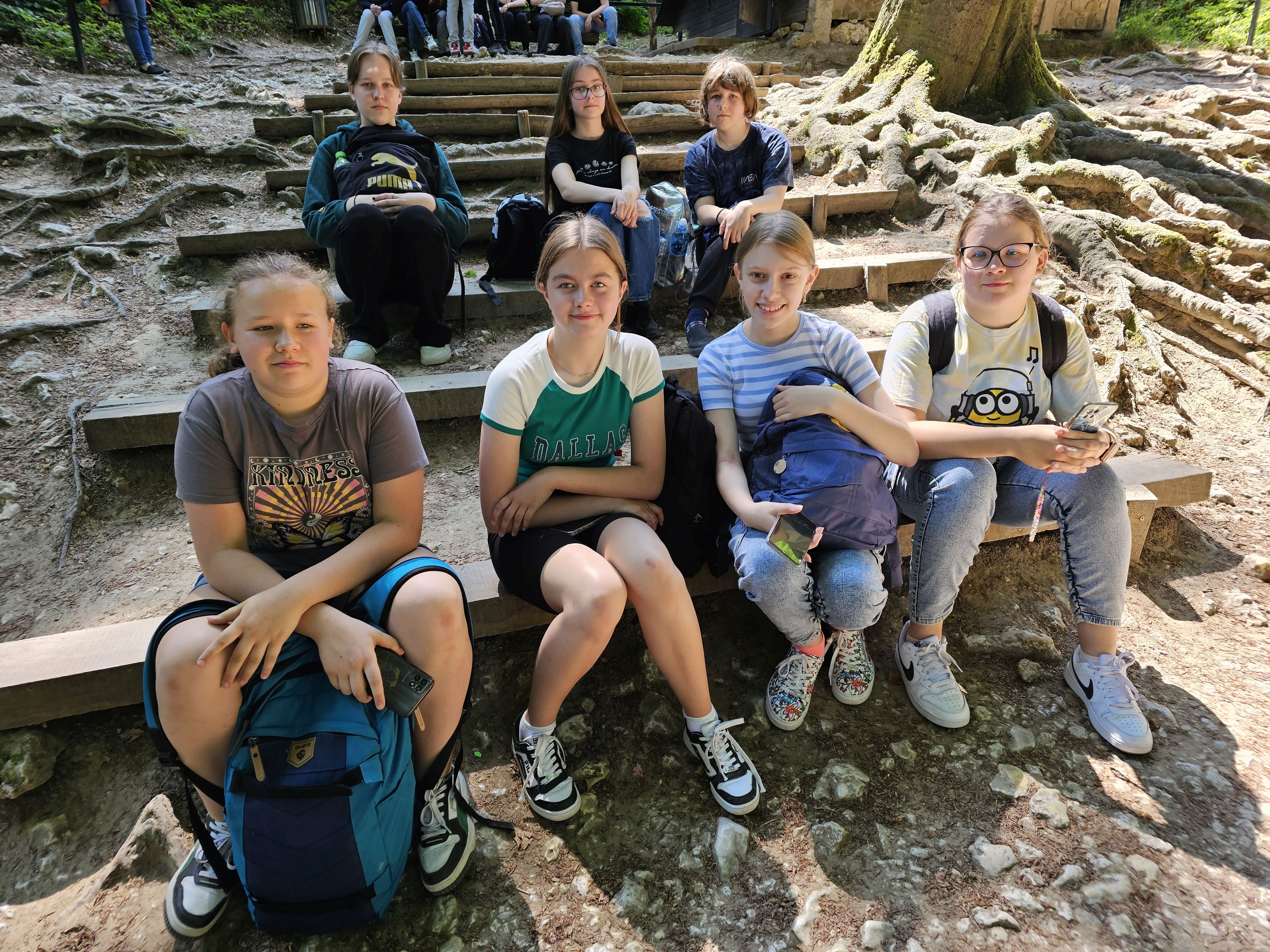 Grupa uczniów w oczekiwaniu na zwiedzanie Jaskini Łokietka