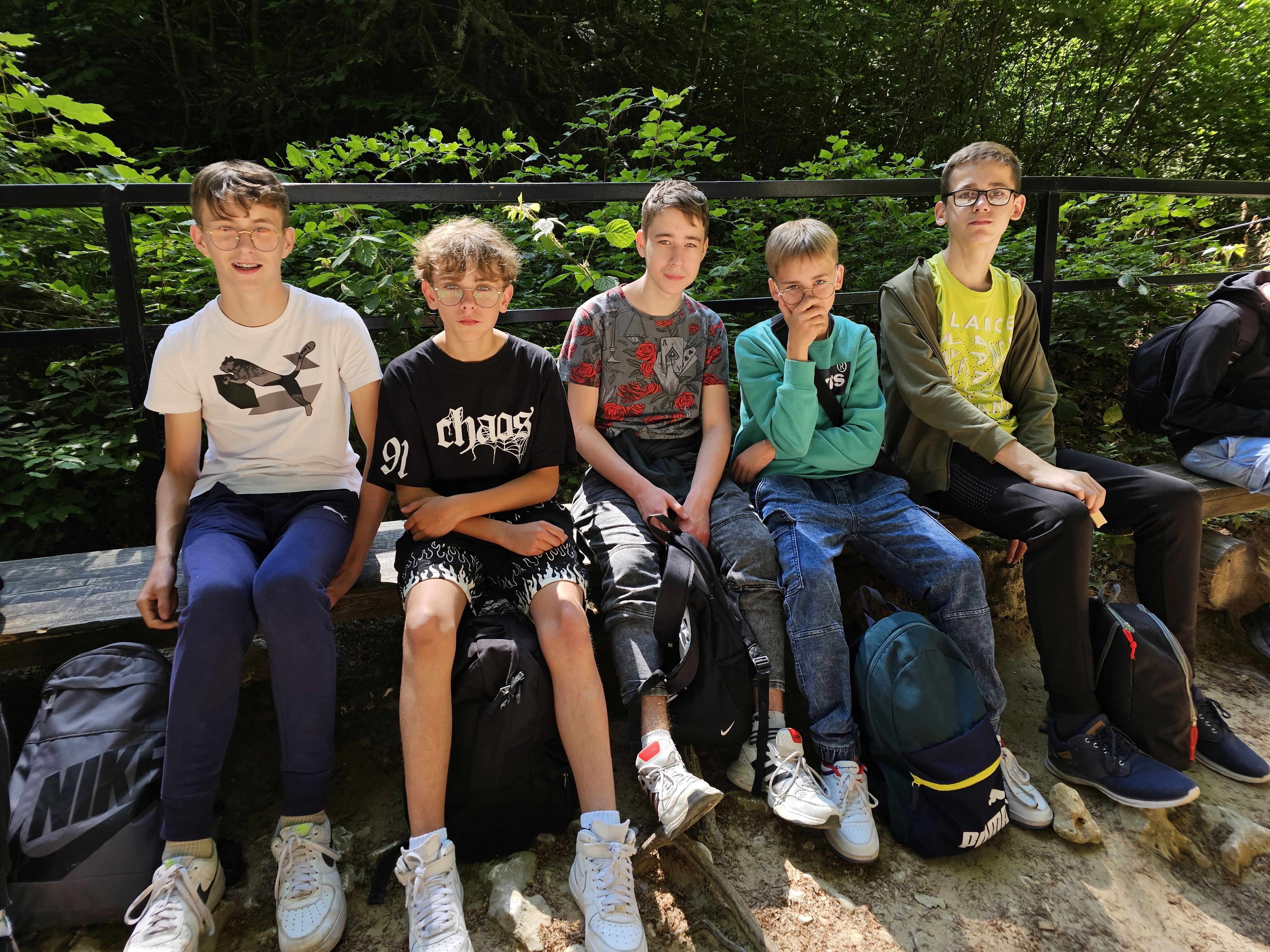 Grupa uczniów w oczekiwaniu na zwiedzanie Jaskini Łokietka