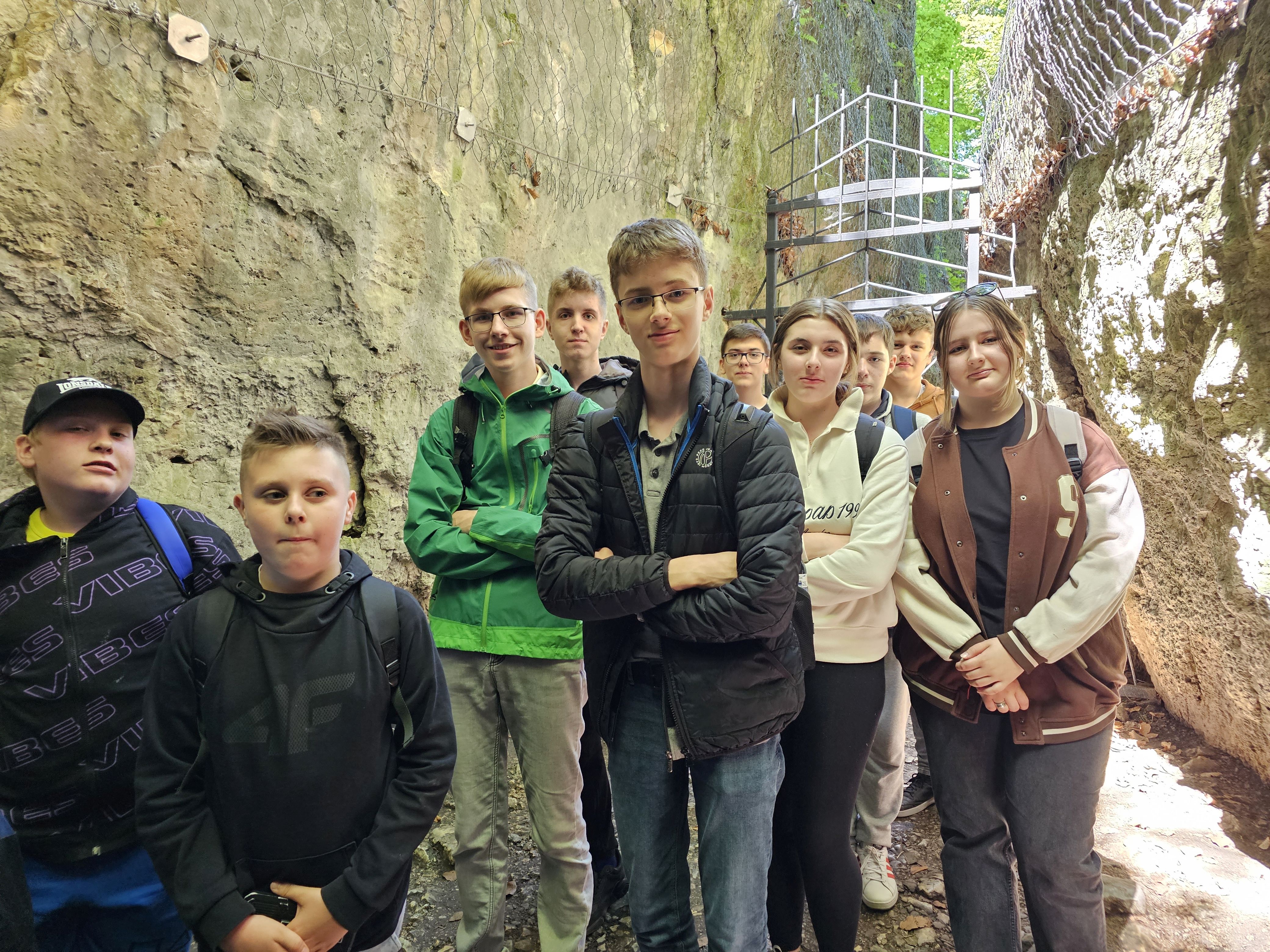Grupa uczniów podczas zwiedzania Jaskini Łokietka